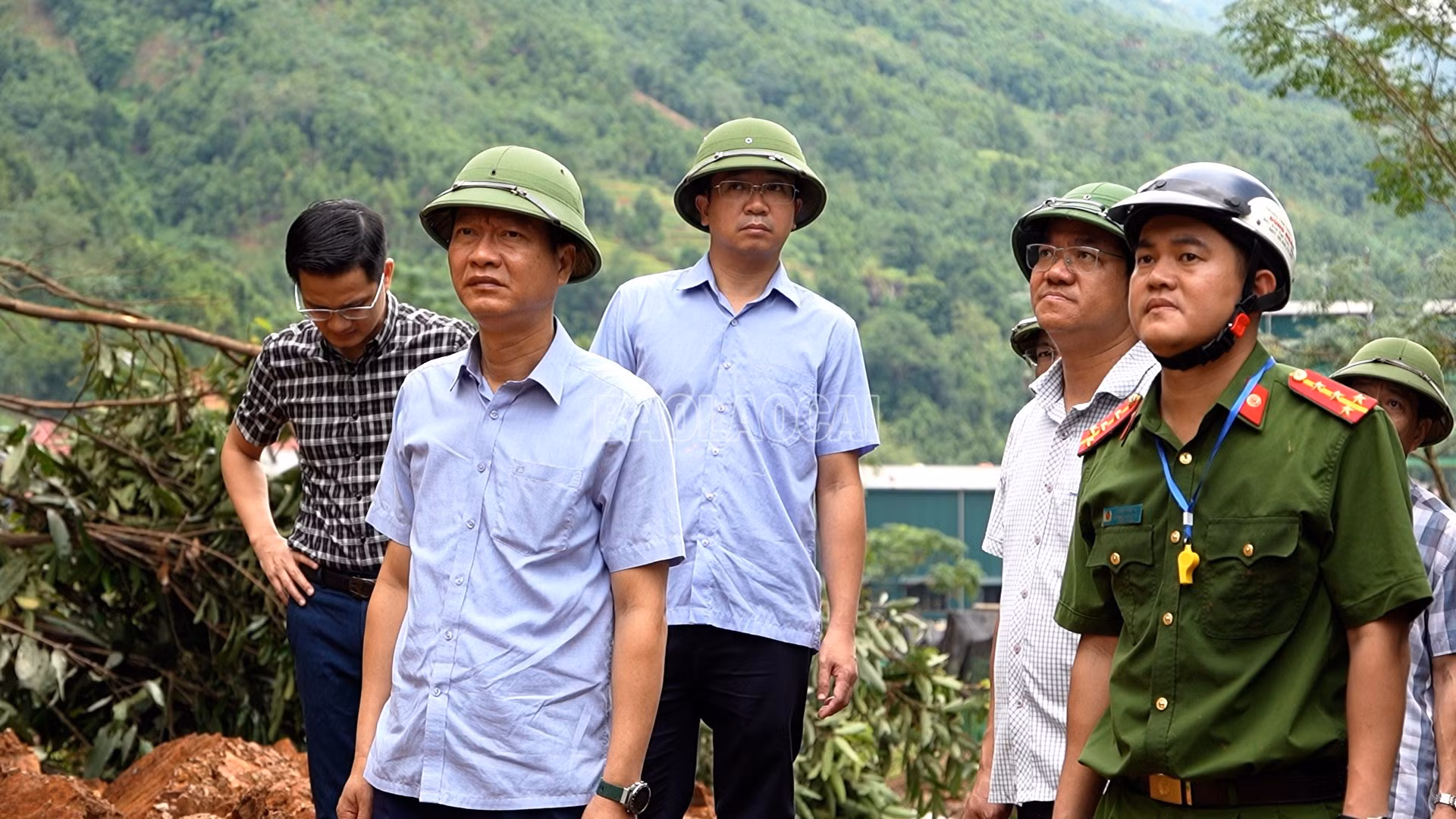 Đồng chí Phó Chủ tịch Thường trực UBND tỉnh đề nghị xã di dời các hộ dân trong khu vực có nguy cơ sạt lở cao đến nơi ở an toàn. ( Ảnh: Tuấn Anh)