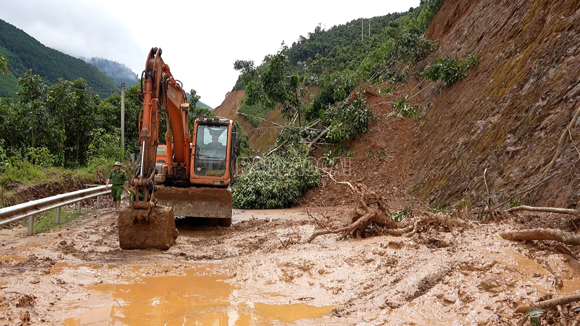 Hiện, trên địa bàn xã Mỏ Vàng còn 31 vị trí sạt lở chưa khắc phục xong, với tổng khối lượng đất đá khoảng 13.100m3, nguy cơ tiếp tục sạt lở cao. ( Ảnh: Tuấn Anh)