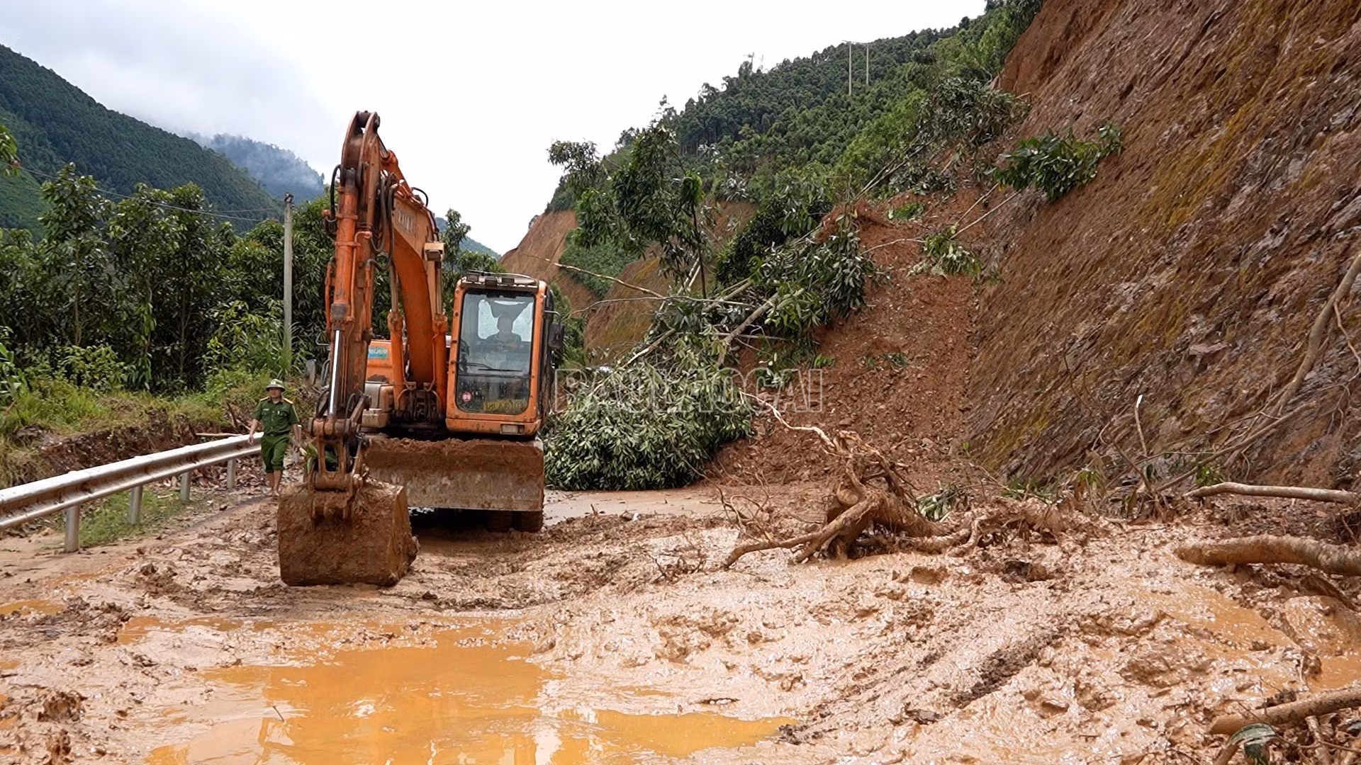 Hiện, trên địa bàn xã Mỏ Vàng còn 31 vị trí sạt lở chưa khắc phục xong, với tổng khối lượng đất đá khoảng 13.100m3, nguy cơ tiếp tục sạt lở cao. ( Ảnh: Tuấn Anh)