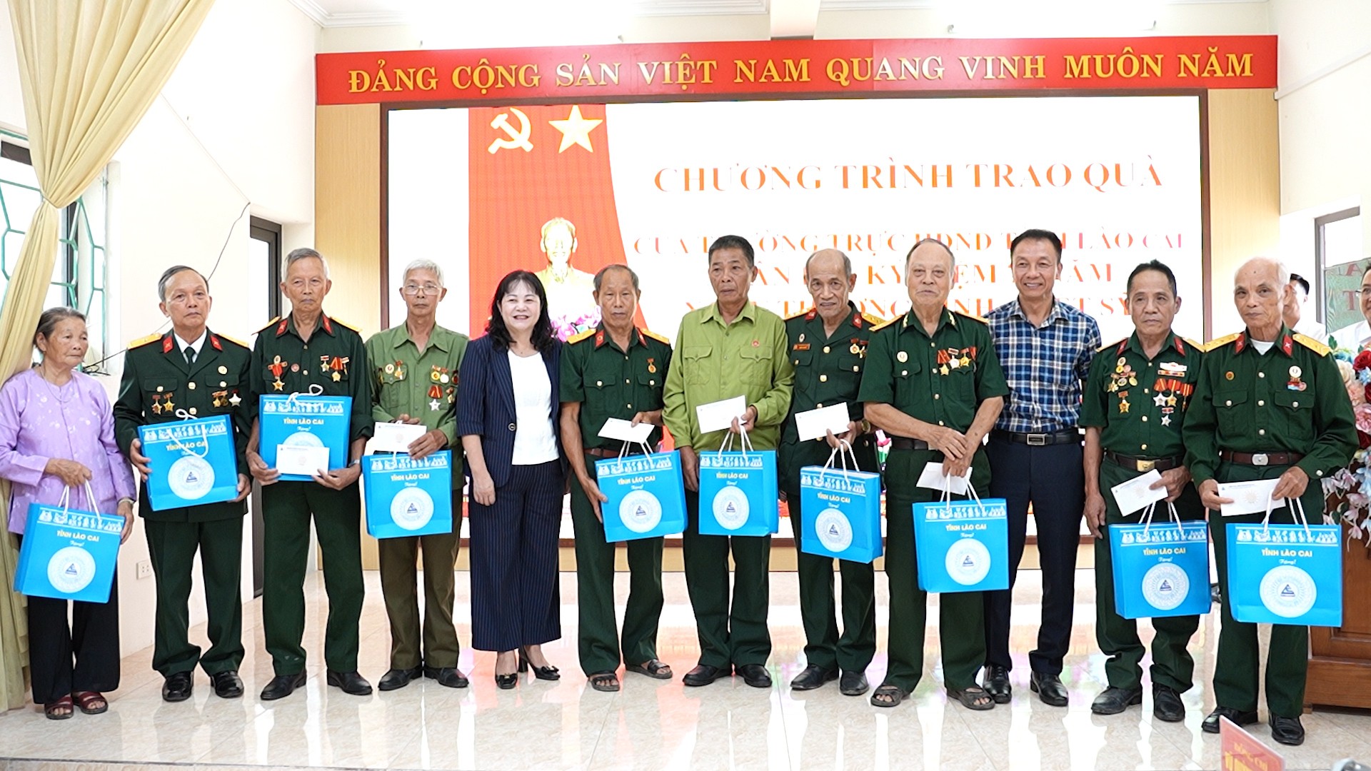 Thường trực HĐND tỉnh Lào Cai tặng quà cho người có công trên địa bàn phường Văn Phú. tang-qua.jpg