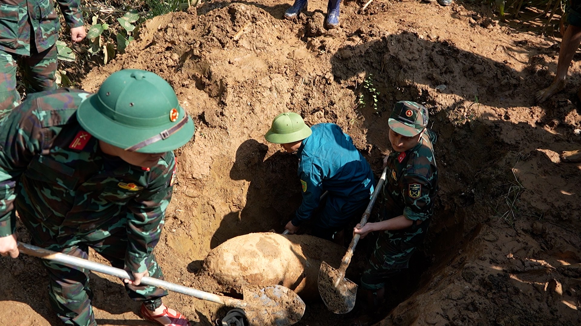 Ban Chỉ huy phòng thủ khu vực 5 – Mậu A phối hợp với Ban Công binh, Bộ Chỉ huy Quân sự tỉnh Lào Cai tiến hành di chuyển quả bom. ( Ảnh: Tuấn Anh) qua-bom-2.jpg