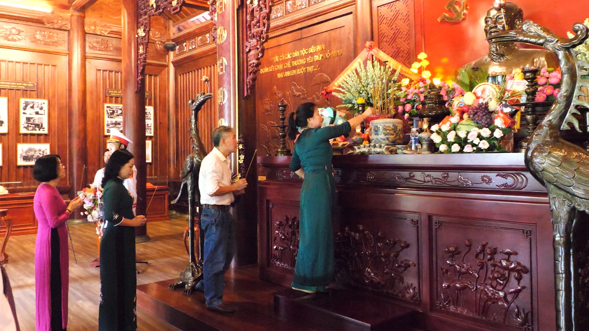 Các đại biểu dâng hương, dâng hoa tưởng nhớ Chủ tịch Hồ Chí Minh. dang-huong-3.jpg