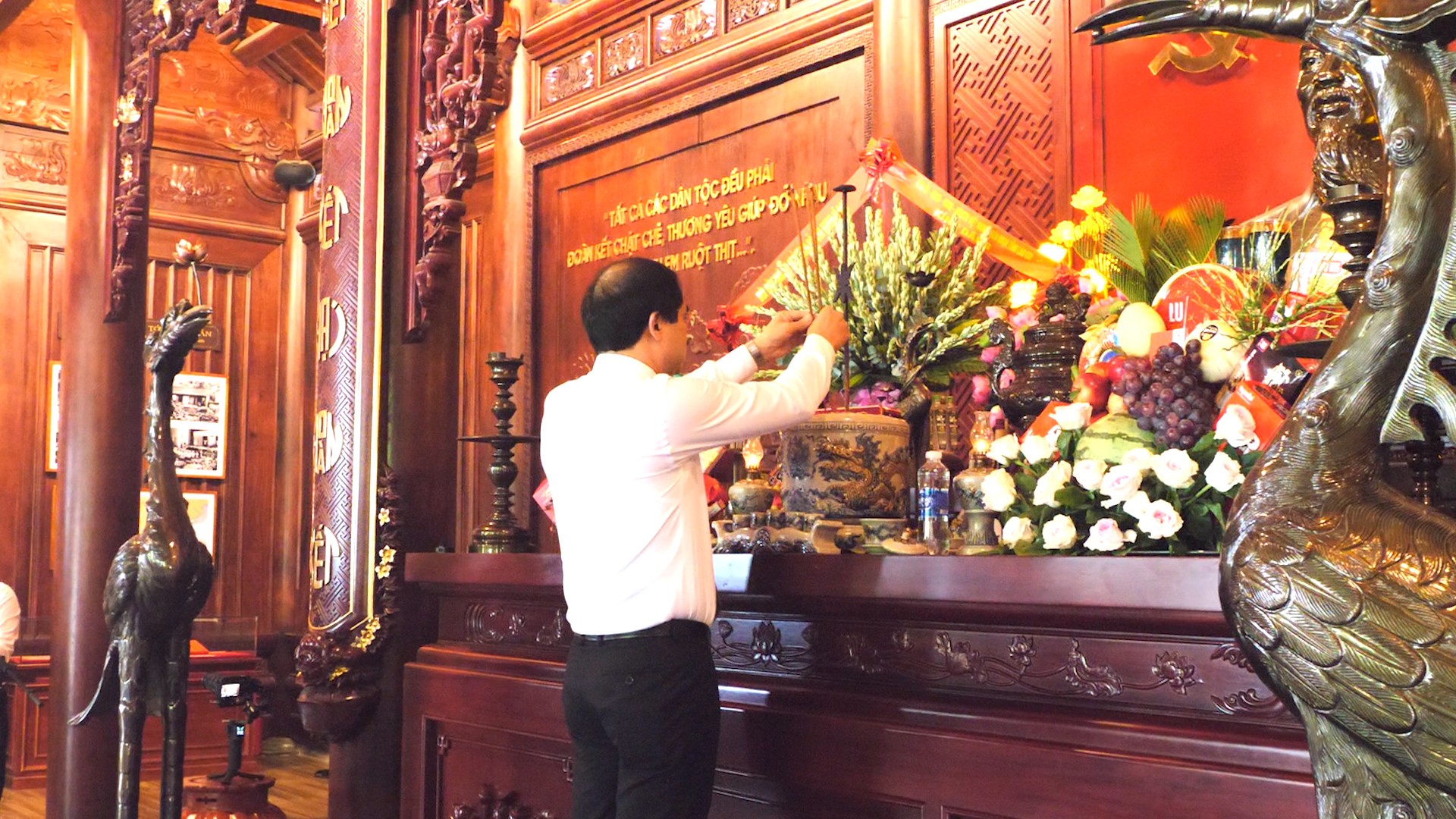 Đồng chí Trịnh Xuân Trường, Bí thư Tỉnh ủy, Chủ tịch UBND tỉnh dâng hương tưởng nhớ Chủ tịch Hồ Chí Minh. dang-huong-2.jpg
