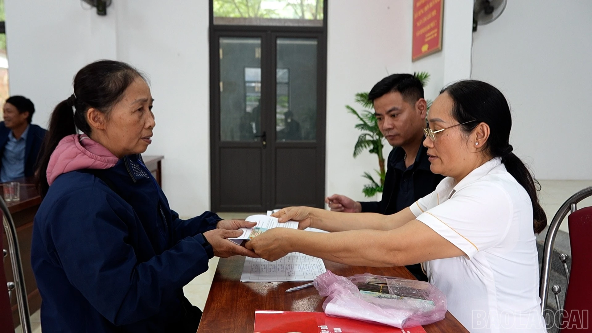 baolaocai-br_cap-phat-tien-mat-2.jpg
