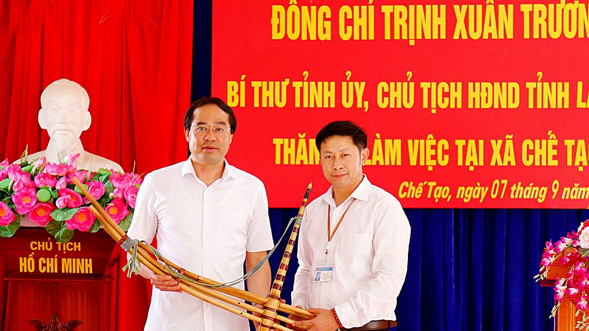 Đồng chí Trịnh Xuân Trường - Bí thư Tỉnh ủy, Chủ tịch HĐND tỉnh tại buổi làm việc với xã Chế Tạo, chiều 07/9, để nắm bắt tình hình vận hành mô hình chính quyền địa phương hai cấp sau hai tháng đi vào hoạt động. lam-viec-che-tao-3.jpg