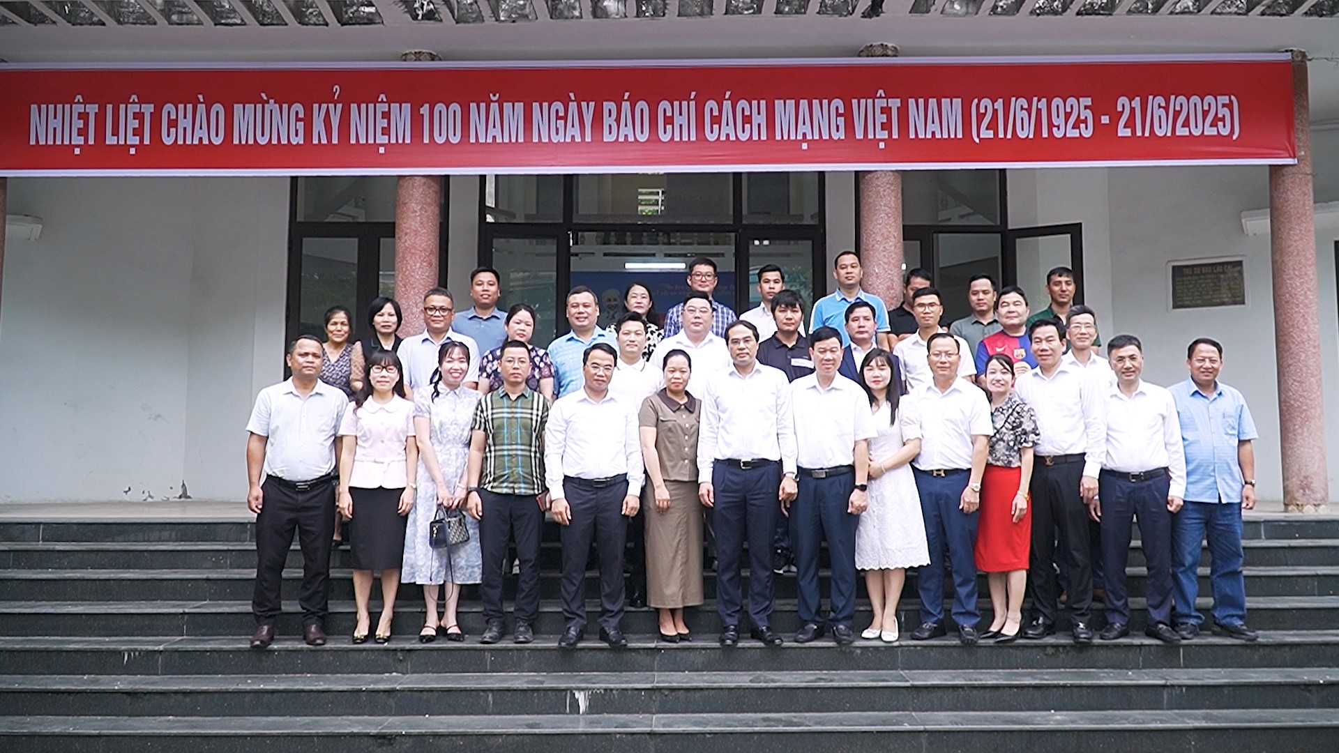 Các đồng chí lãnh đạo tỉnh chụp ảnh lưu niệm cùng đại diện các cơ quan báo chí. lanh-dao-tinh.jpg