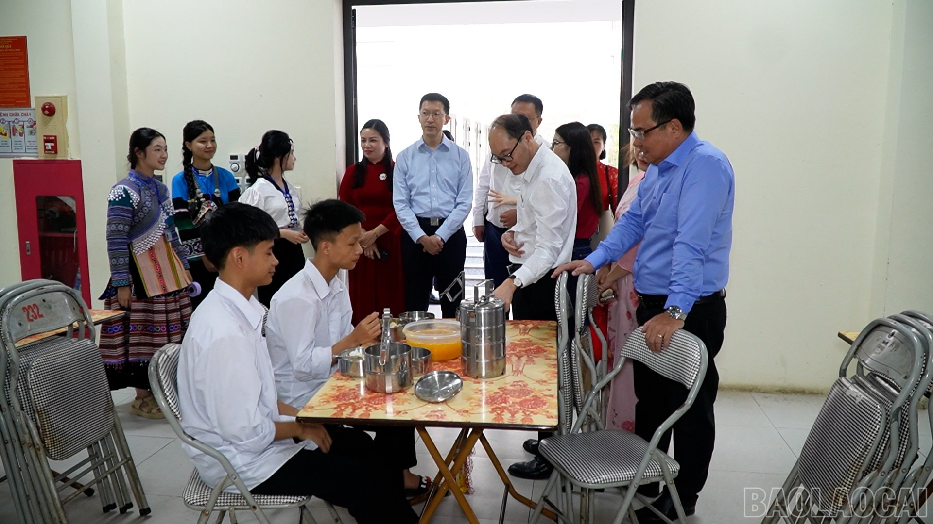 Thăm mô hình bếp ăn tại trường Phổ thông Dân tộc nội trú THPT tỉnh Lào Cai. baolaocai-br_tham-quan-bep-an.jpg