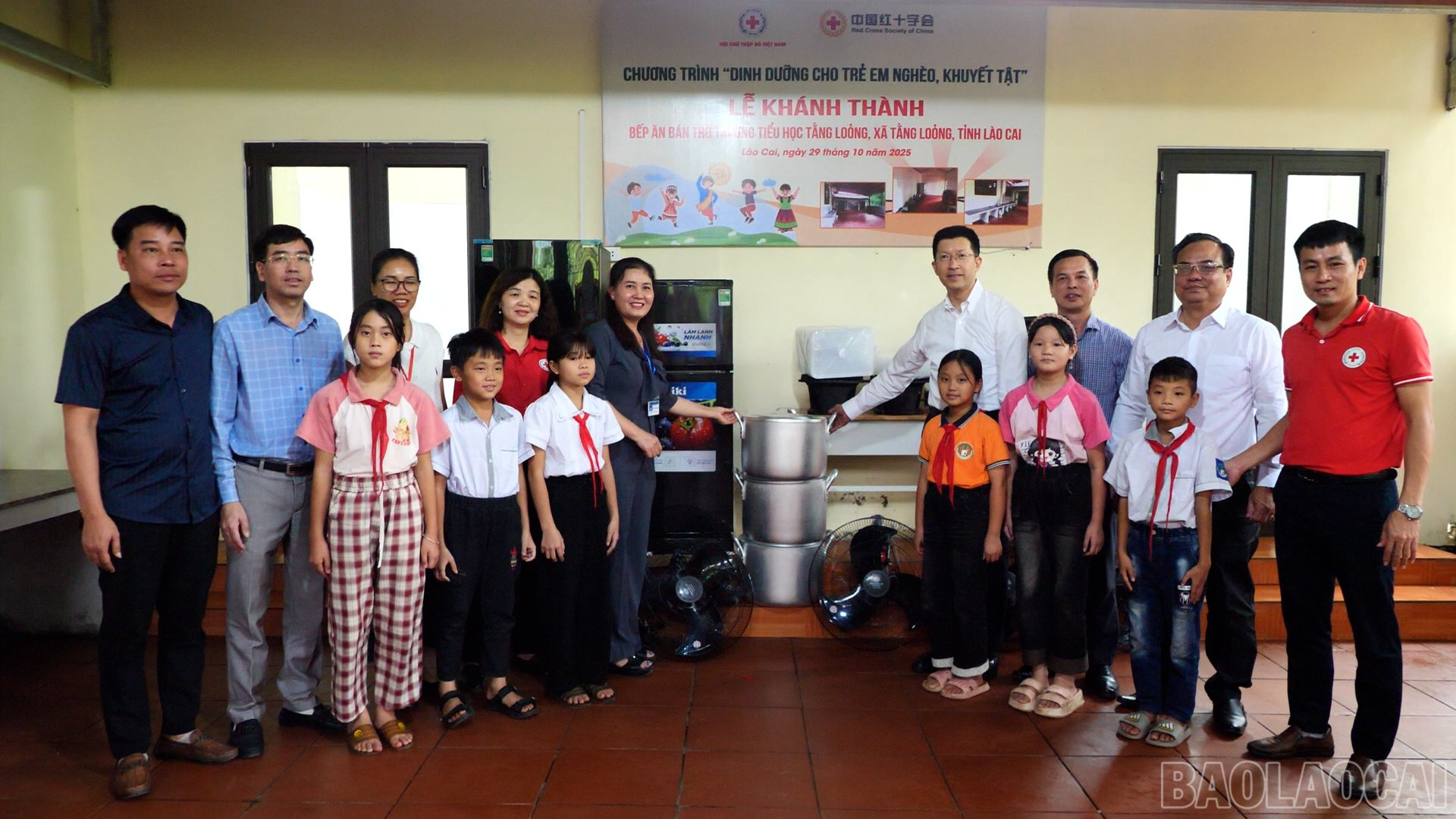 Trao tặng dụng cụ nhà bếp cho Trường Tiểu học Tằng Loỏng. baolaocai-br_trao-bep-tang-long.jpg