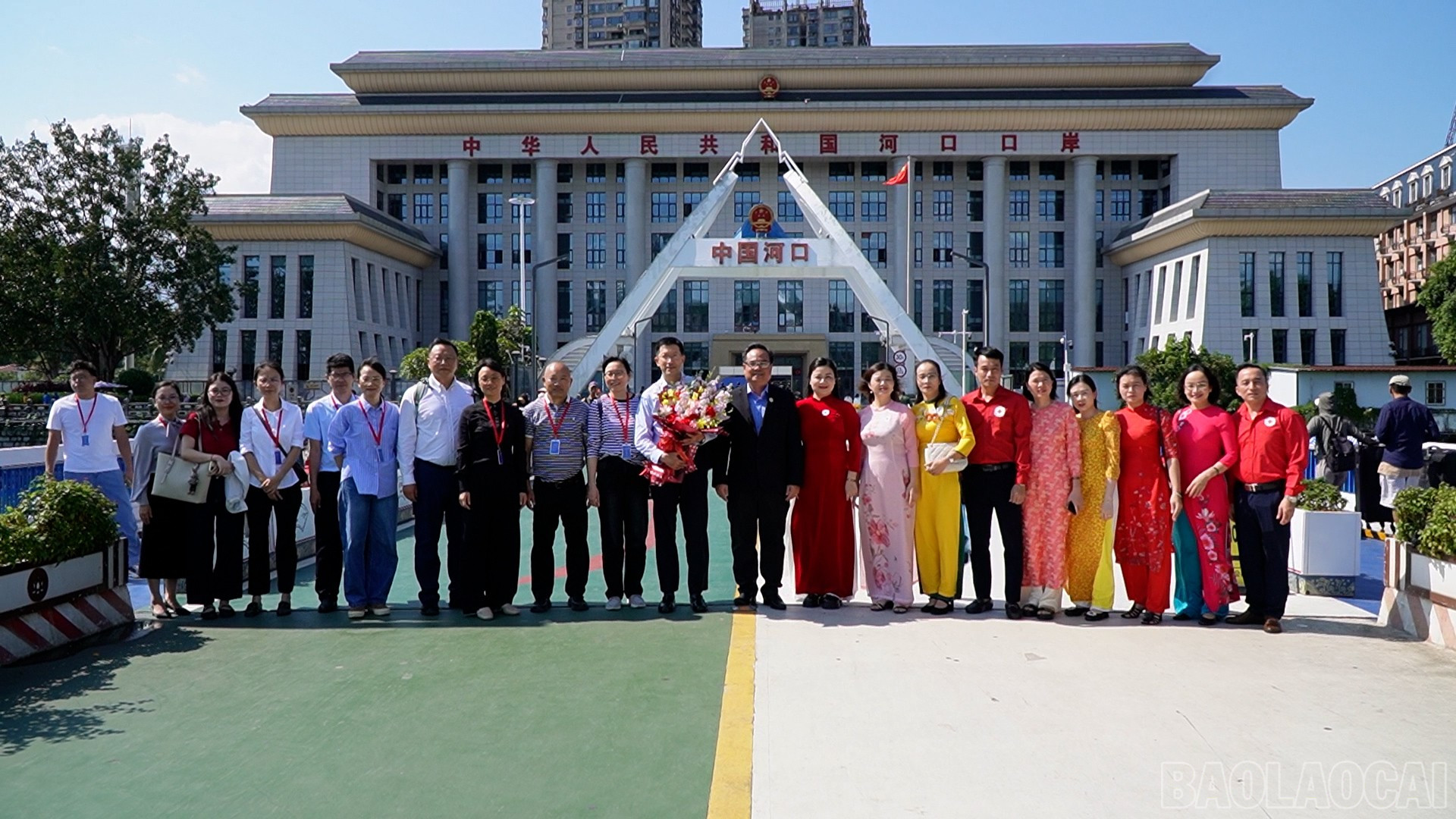 Đón đoàn công tác của Hội Chữ thập đỏ Trung Quốc tại Cửa khẩu Quốc tế Lào Cai. baolaocai-br_don-doan-2.jpg