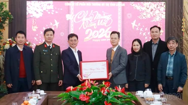 Phó Chủ tịch UBND tỉnh Nguyễn Thành Sinh thăm, tặng quà Tết một số cơ sở, doanh nghiệp