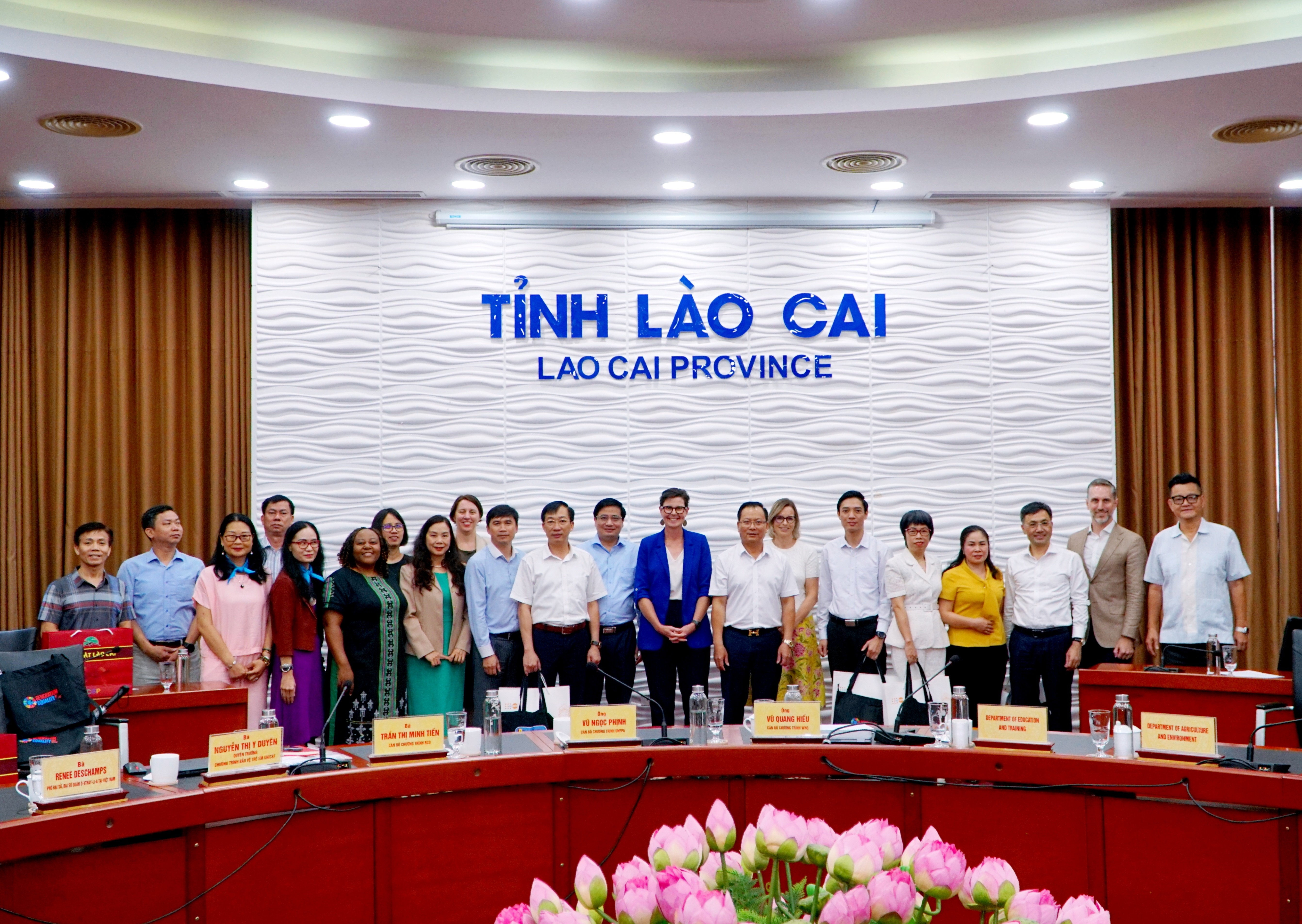 Đại biểu tỉnh Lào Cai và đoàn công tác chụp ảnh lưu niệm. img-20250604-123859.jpg