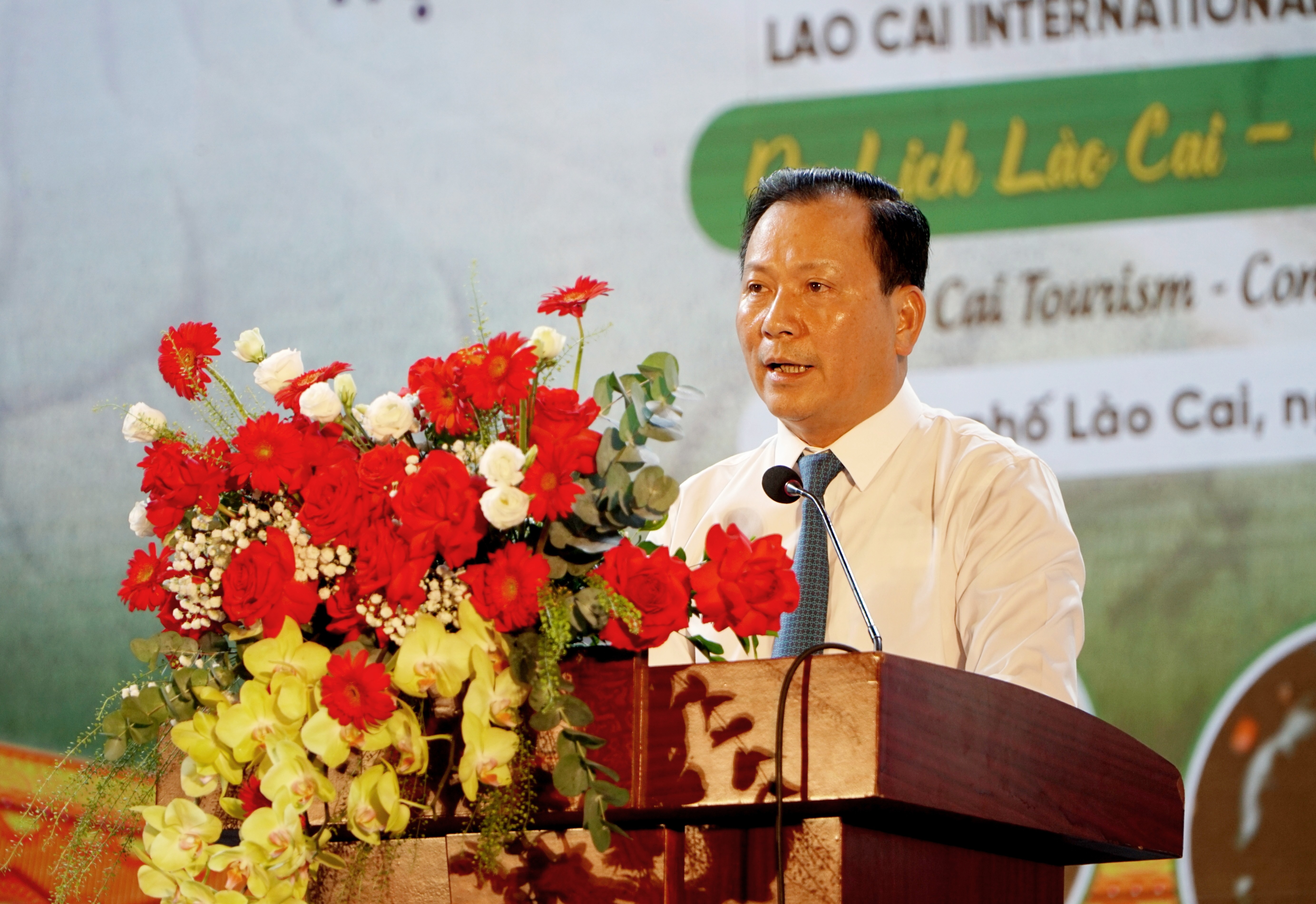 Le camarade Hoang Quoc Khanh, vice-président permanent du Comité populaire provincial, a prononcé le discours d'ouverture de la foire. img-20250605-213408.jpg