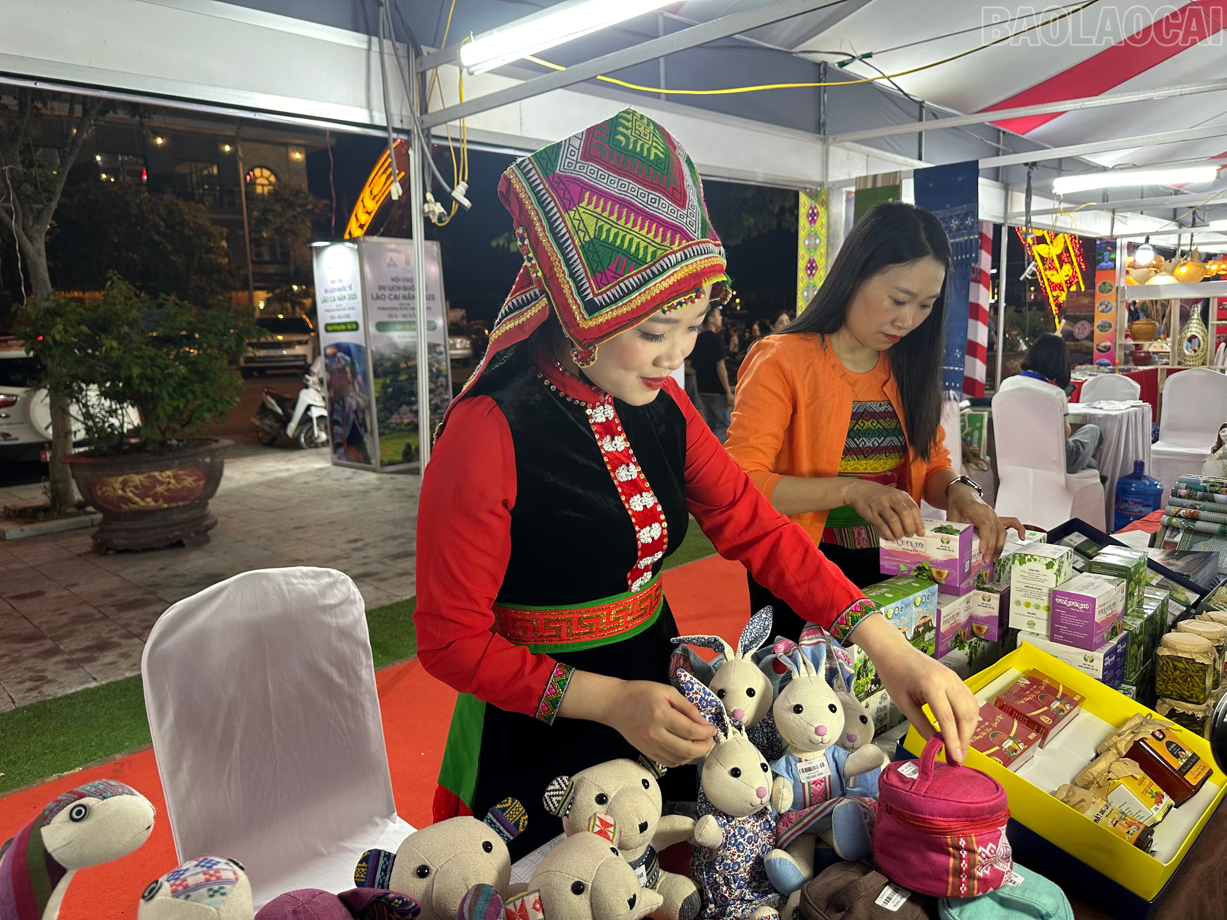 Các địa phương được tạo điều kiện thuận lợi khi trưng bày, quảng bá sản phẩm du lịch. baolaocai-tr_img-1865.jpg
