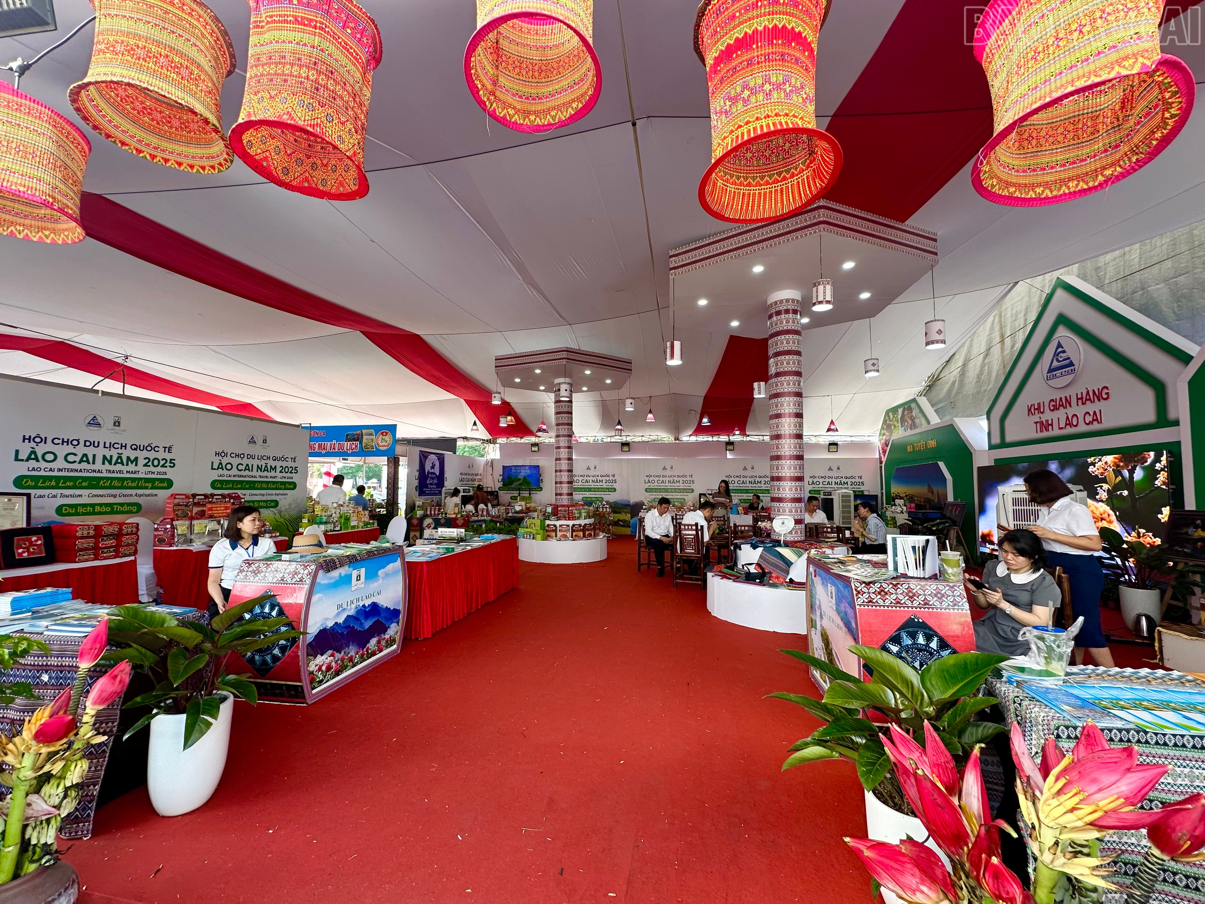 Các gian trưng bày đậm bản sắc văn hóa. baolaocai-tr_img-1831.jpg