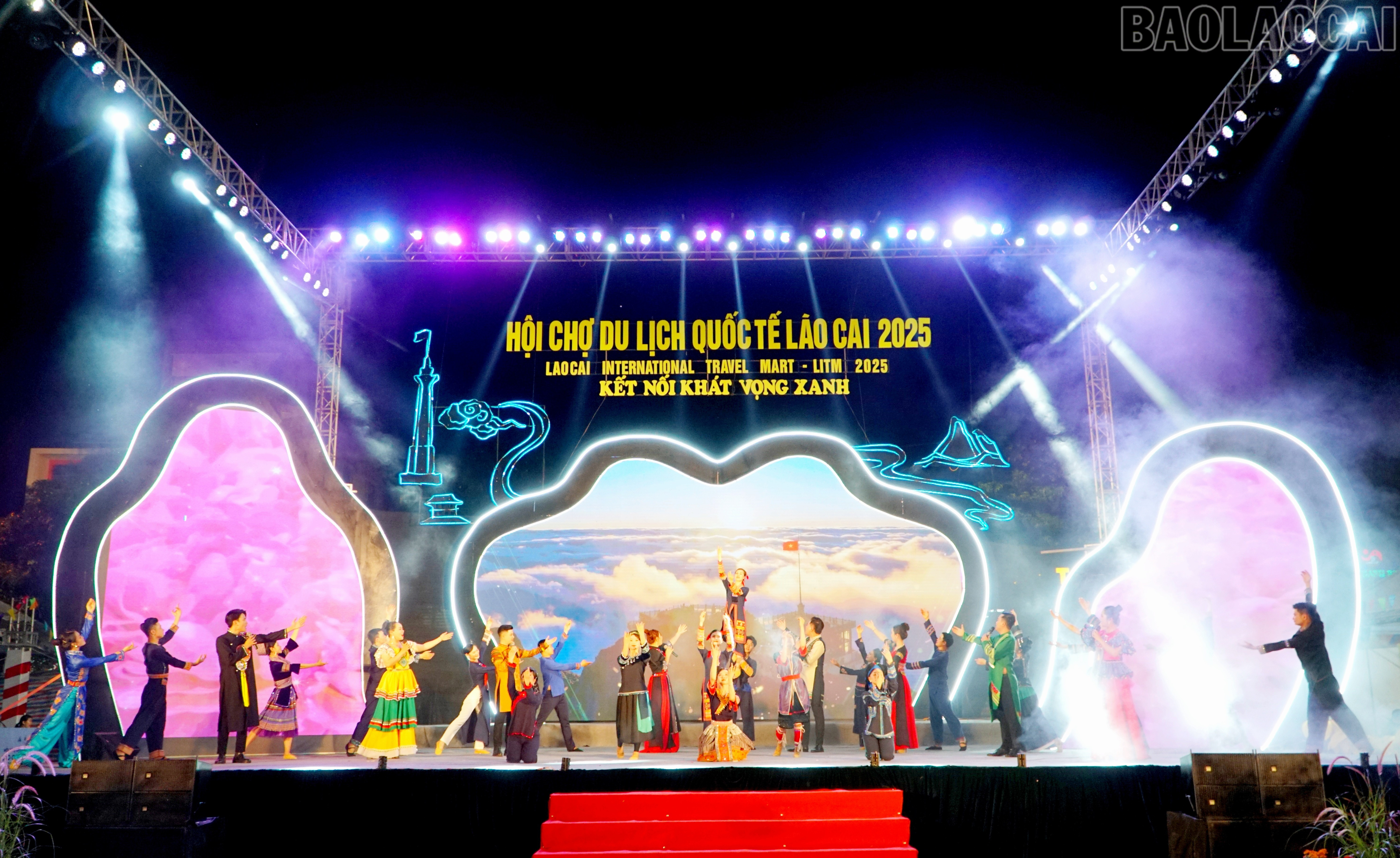 Lễ khai mạc diễn ra tại phố Đinh Lễ, thành phố Lào Cai. baolaocai-tr_img-20250605-213249.jpg