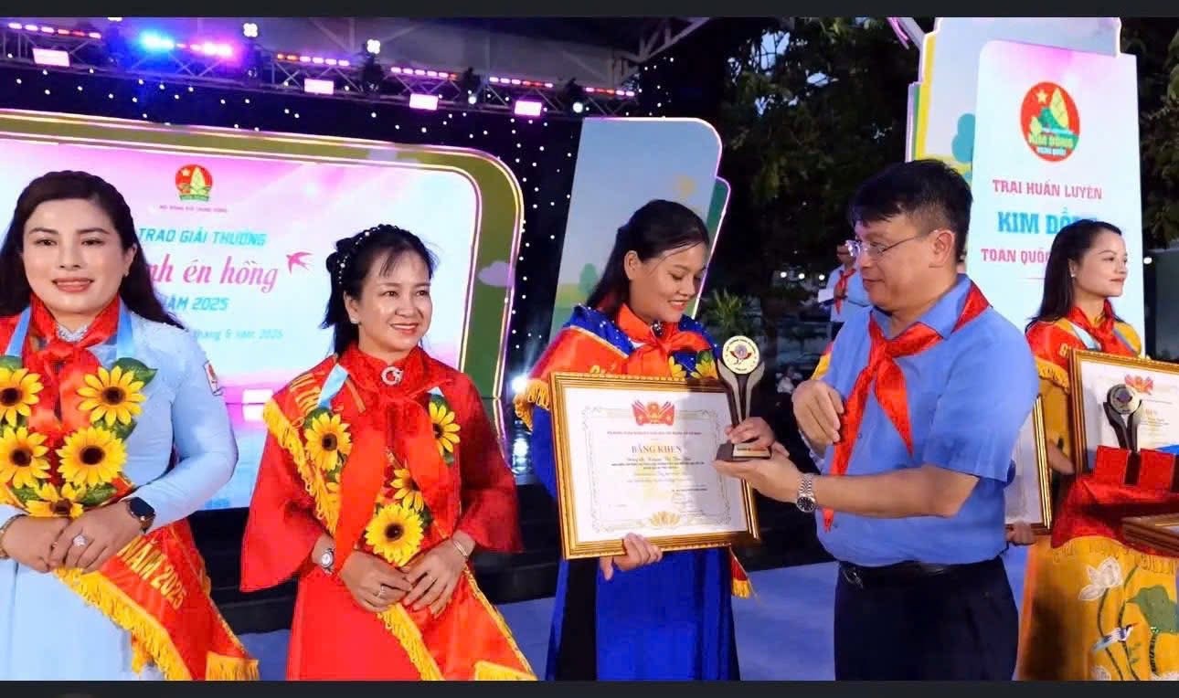 Cô giáo Hoàng Thị Thu Dần nhận Giải thưởng. img-2329.jpg