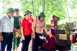 Đồng chí Lý Thị Vinh, Trưởng Ban Dân vận Tỉnh ủy thăm, động viên bà con vùng lũ huyện Bát Xát