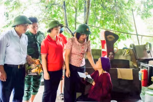 Đồng chí Lý Thị Vinh, Trưởng Ban Dân vận Tỉnh ủy thăm, động viên bà con vùng lũ huyện Bát Xát