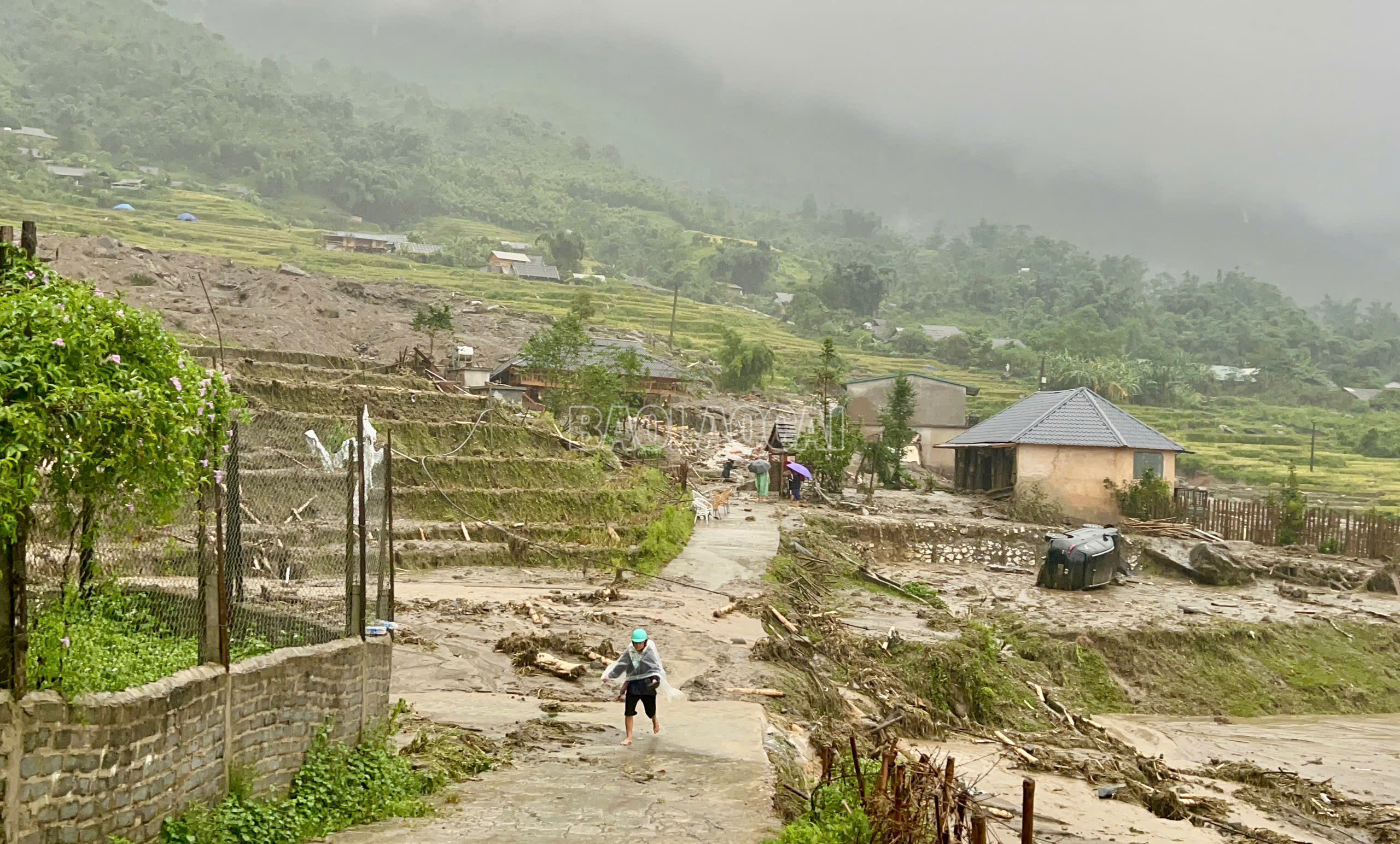 Bản làng tan hoang do mưa lũ. z5817076469665_6d8f9f0bff41302c7882f87a06e42ee0.jpg