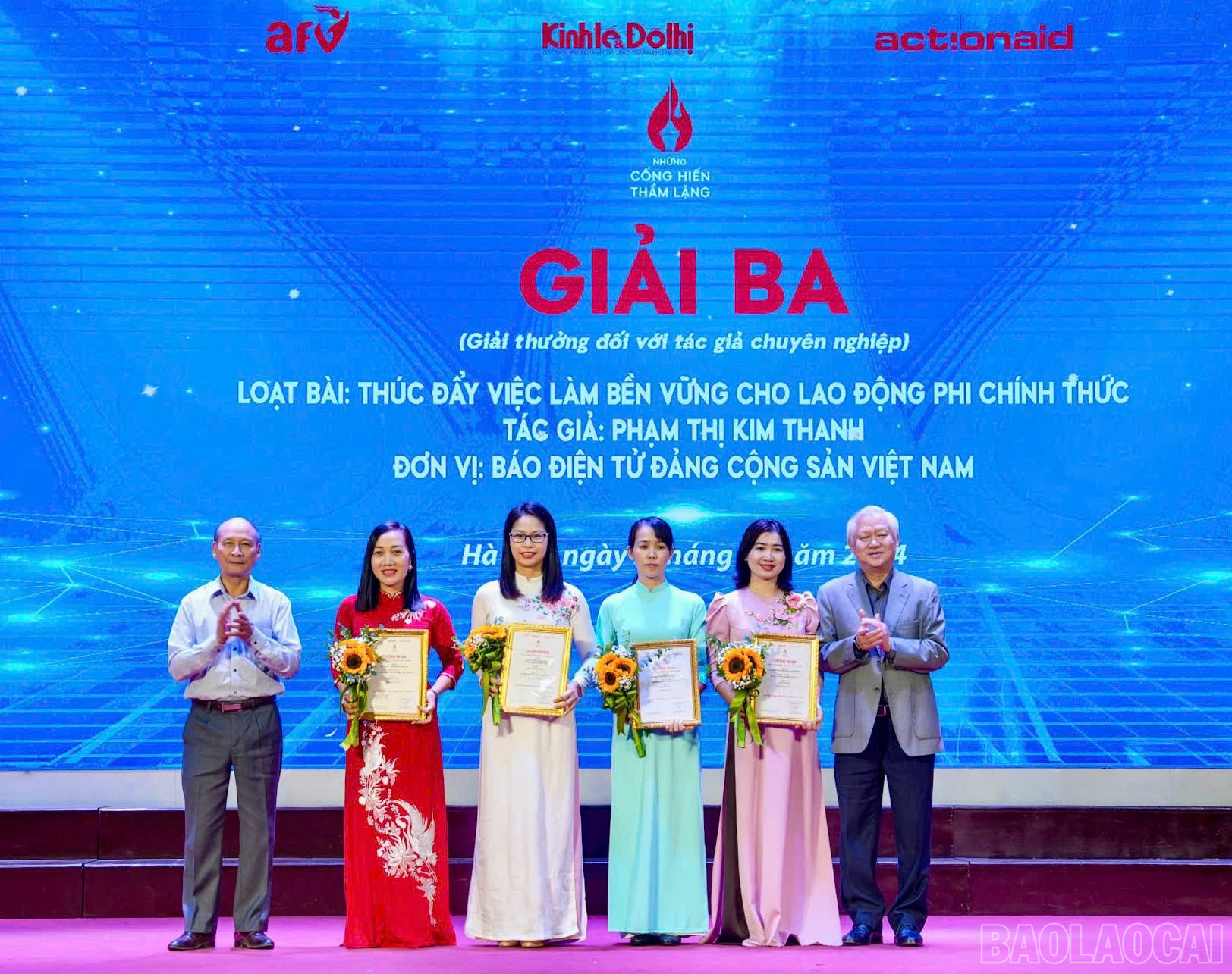 Ban Tổ chức trao giải cho các tác giả, nhóm tác giả. baolaocai-br_z6094047233867-cf5ec6f5af144c34465e98e691a3aebc.jpg