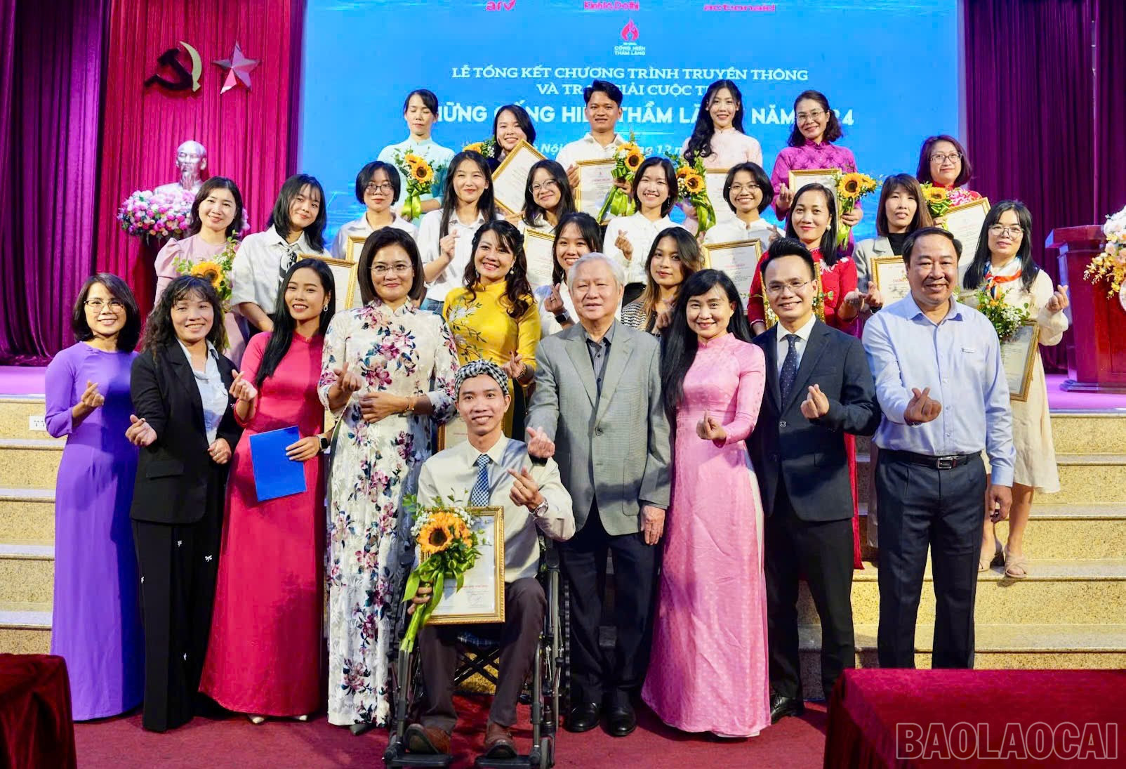 Ban Tổ chức chụp ảnh lưu niệm cùng các tác giả/nhóm tác giả đoạt giải. baolaocai-br_z6094047224068-e21c15240ce7b6c836db568712935632.jpg