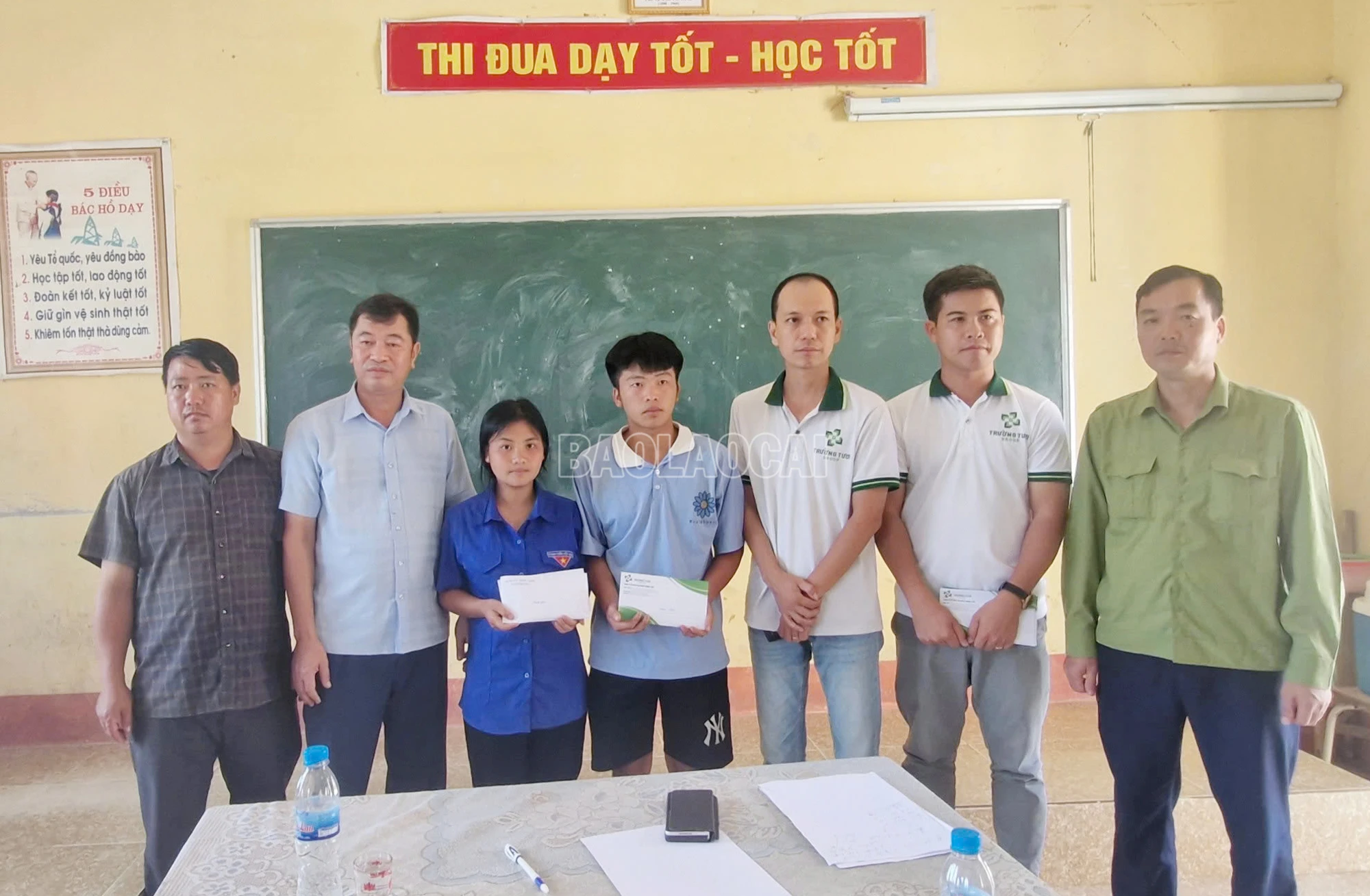 Đoàn cán bộ Tập đoàn Trường Tươi Bình Phước trao tiền hỗ trợ và nhận đỡ đầu 2 em Thào A De và Thào Thị Nhè mồ côi cả bố lẫn mẹ sau vụ sạt lở đến năm 18 tuổi.