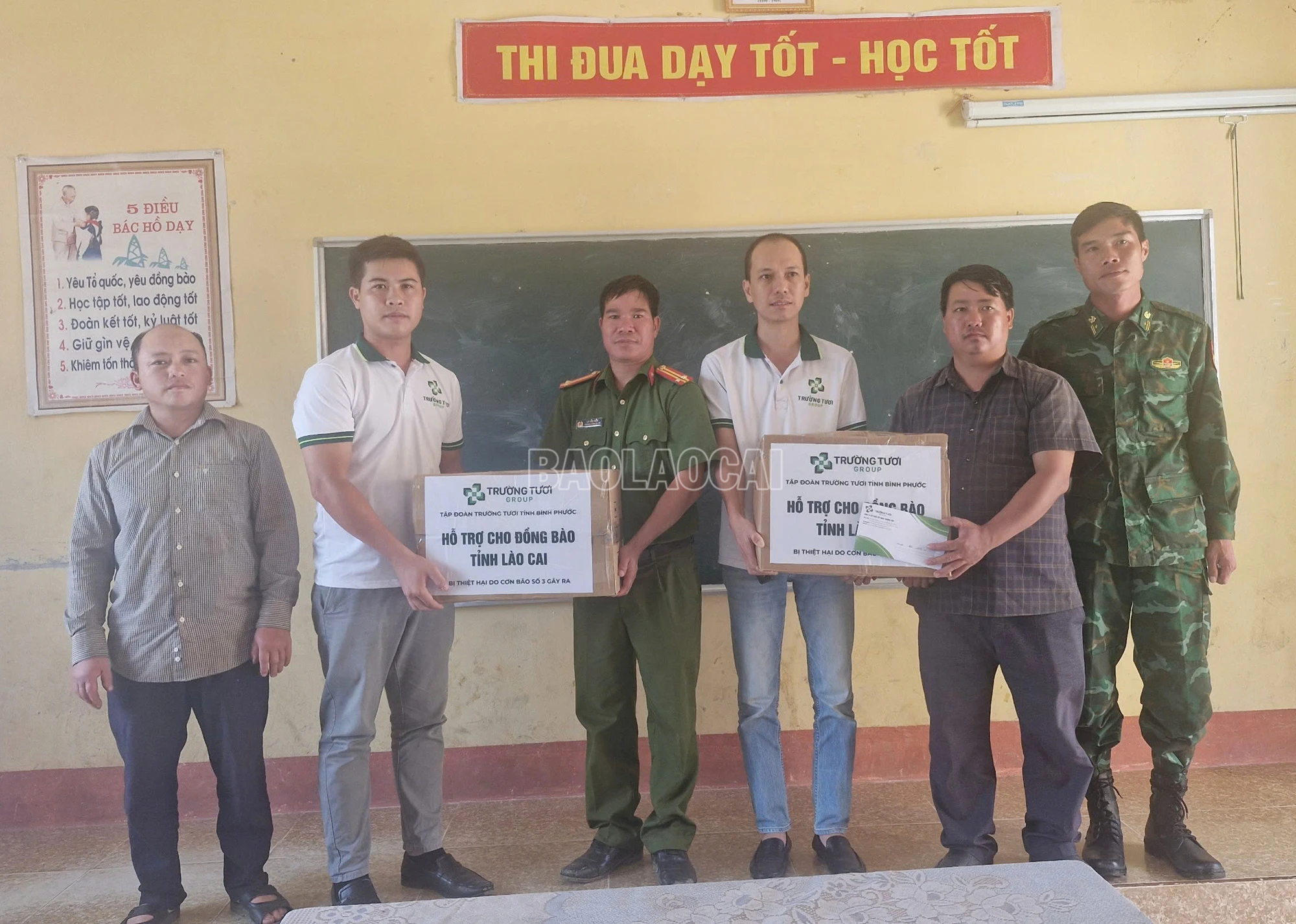 Tặng quà cho các lực lượng cứu nạn tại xã A Lù.