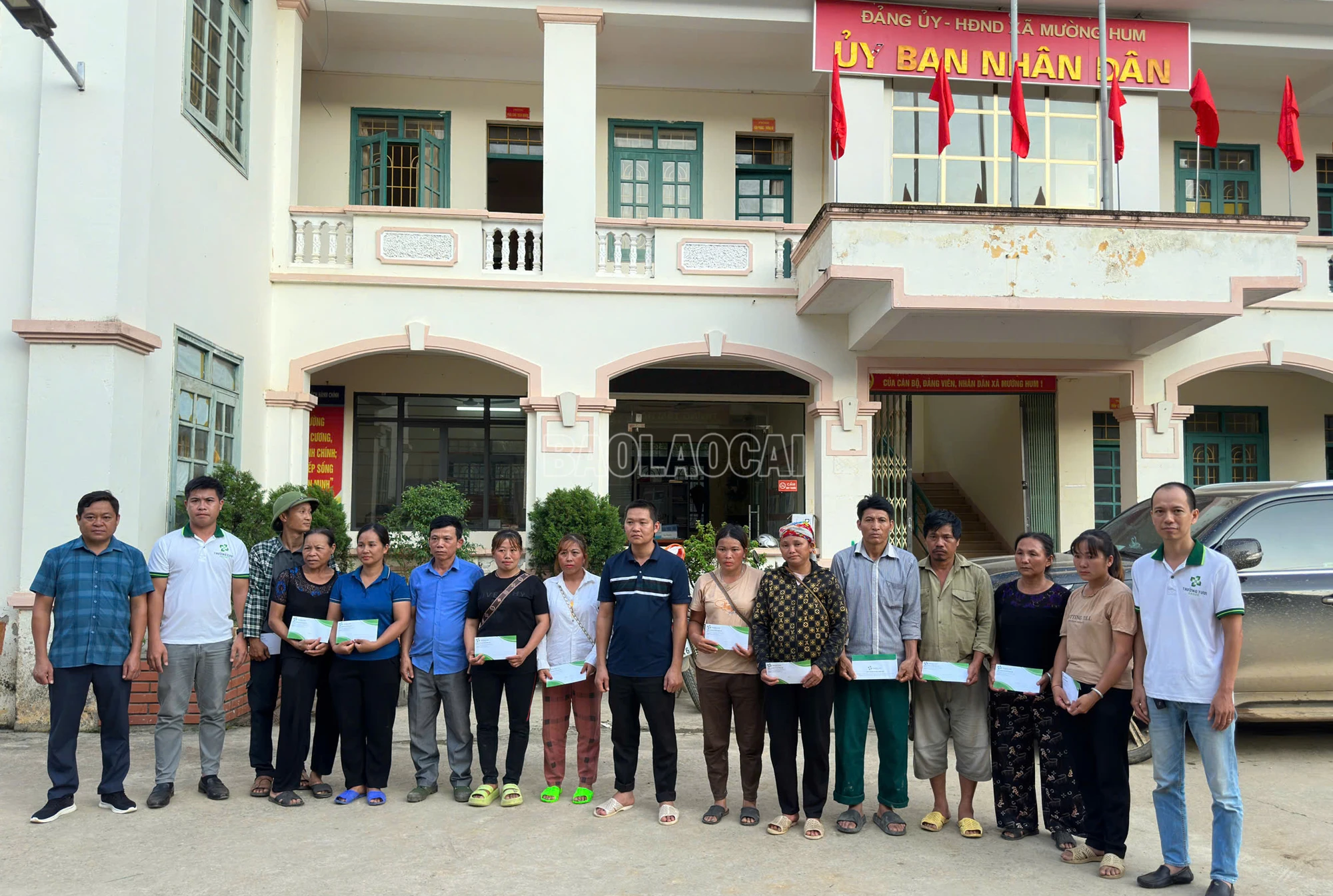 Trao ủng hộ cho người dân Mường Hum bị thiệt hại.