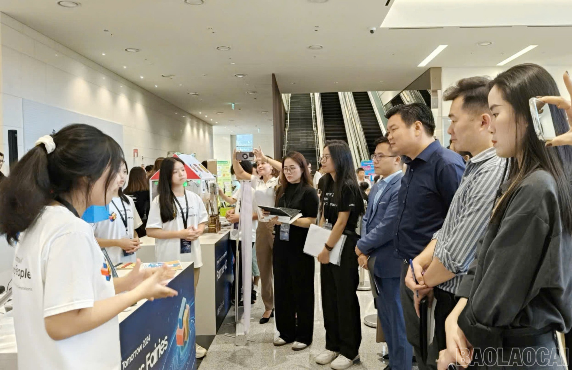 Các em học sinh Trường THCS Lý Tự Trọng thuyết trình dự án với Ban Giám khảo. 2-4381-2724.jpg