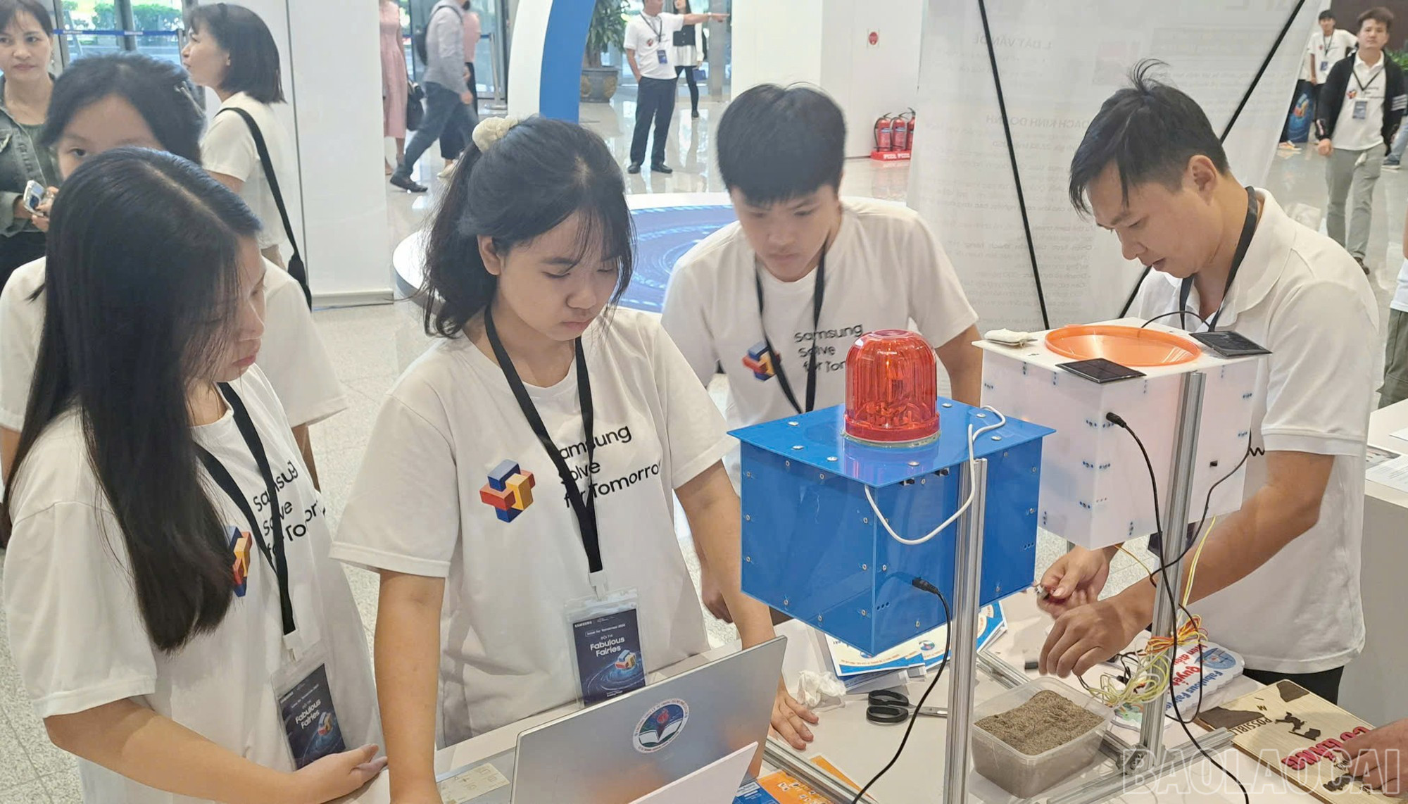 Hệ thống quản lý thiết bị cảnh báo sạt lở đất của các em học sinh Trường THCS Lý Tự Trọng tham dự cuộc thi. 3-5639-2556.jpg