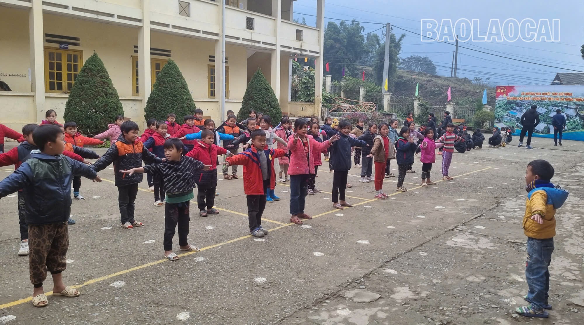 Học sinh Trường Phổ thông Dân tộc bán trú Tiểu học và THCS Hầu Thào mặc ấm khi tham gia hoạt động ngoài trời. z6179445959188-c49f88d4c7ff81aafa0b7382508bd696.jpg