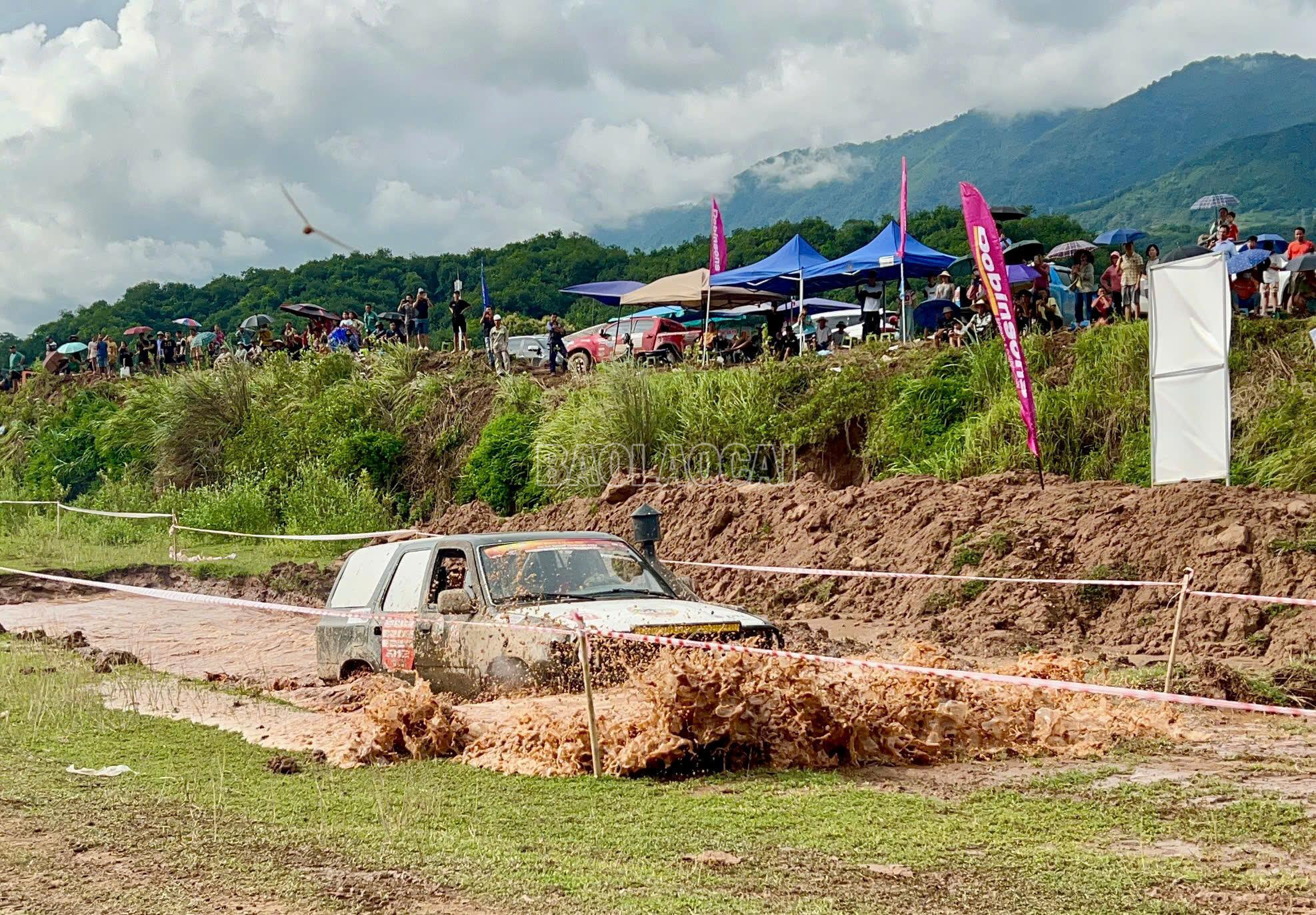 [Ảnh] Những hình ảnh ấn tượng tại Giải đua xe bán tải địa hình “Bat Xat Offroad Challenger"