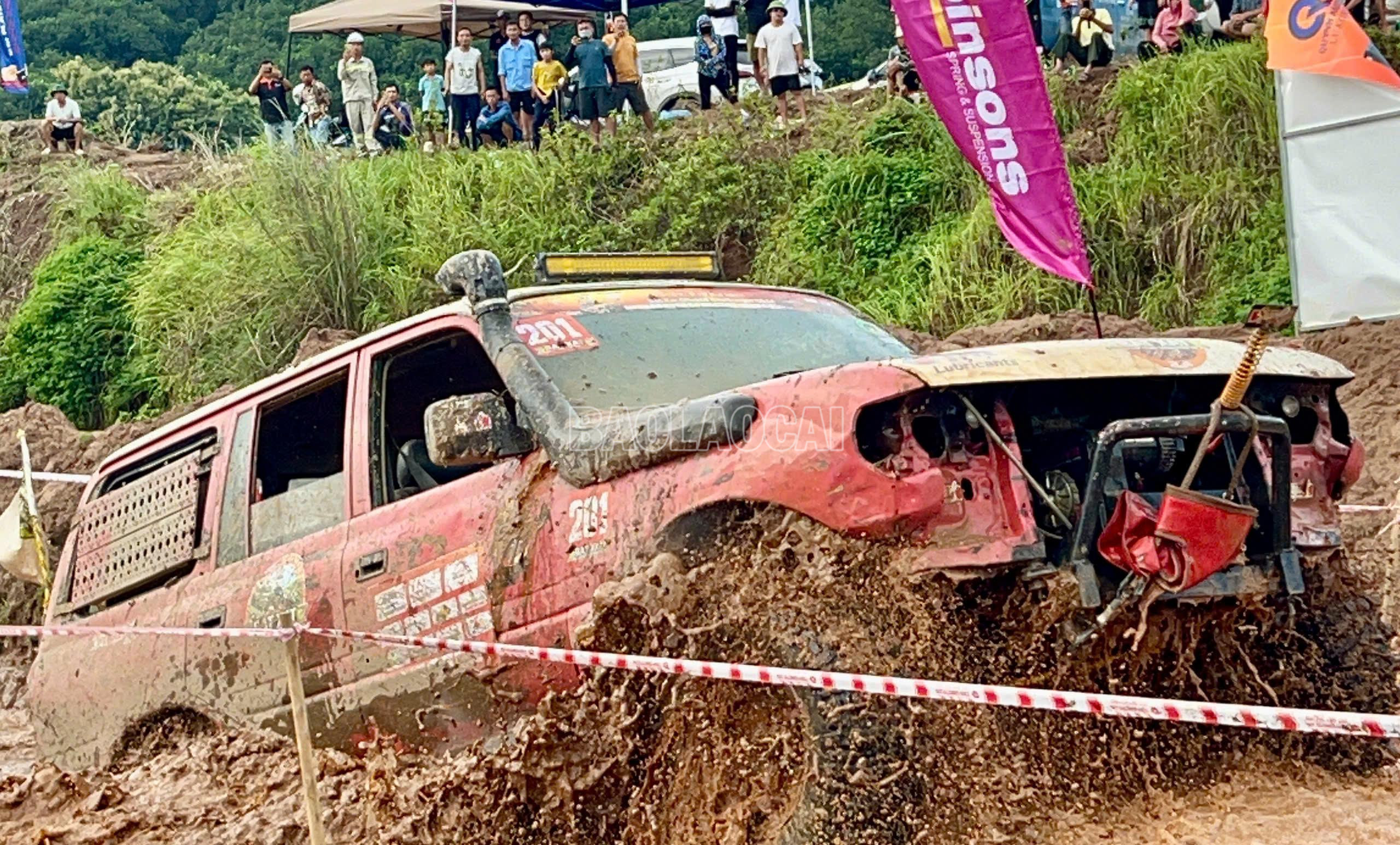 Những chiếc xe nhuốm màu bùn đất. z5766182866912_cb2d8fdf8a5dc2dafd63002539e2c43c.jpg