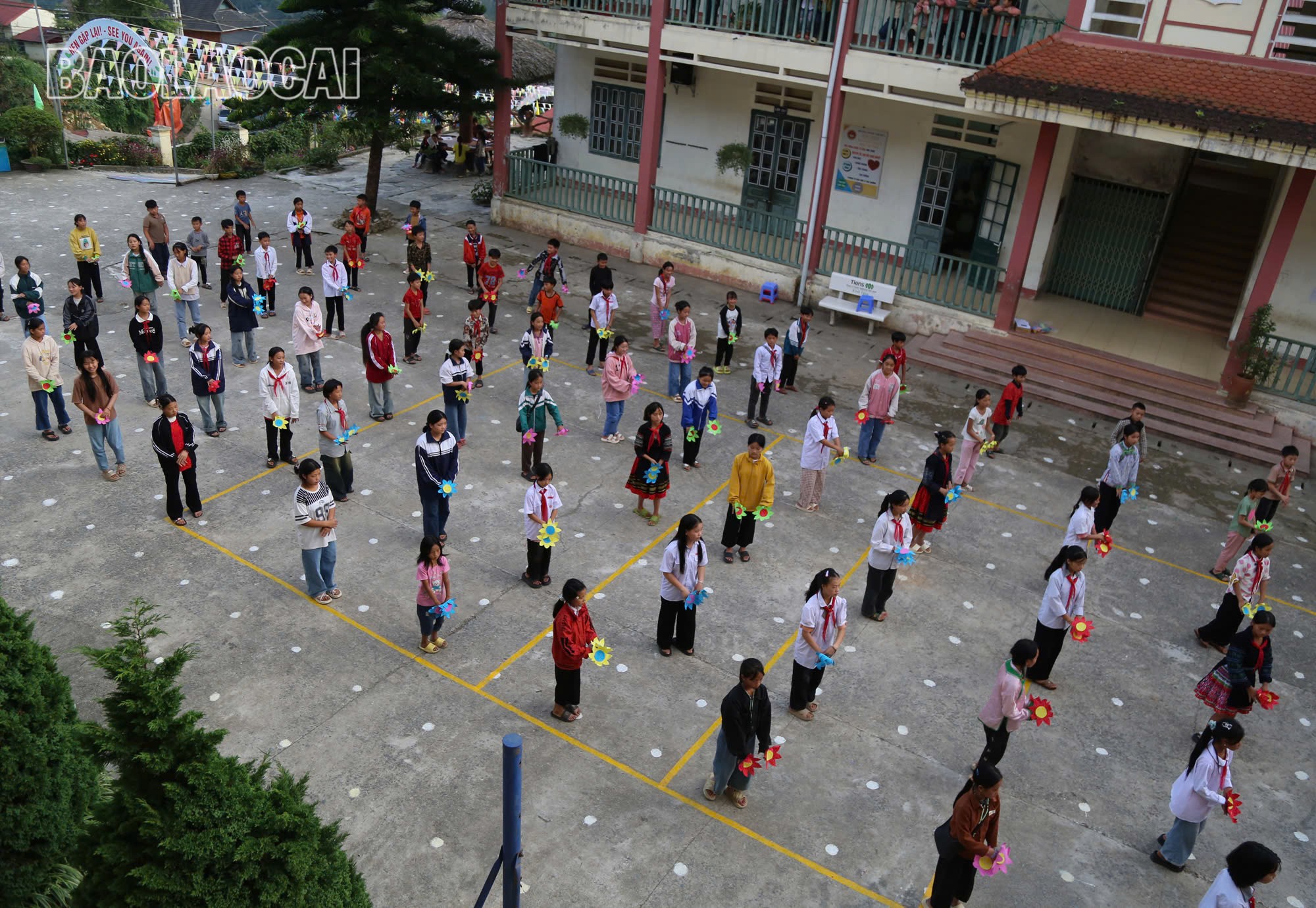 Trường Phổ thông DTBT Tiểu học và THCS Hầu Thào có 827 học sinh, trong đó phần lớn là dân tộc Mông. z5968308655841-180ddc225fe741a5493dfcf534241212.jpg