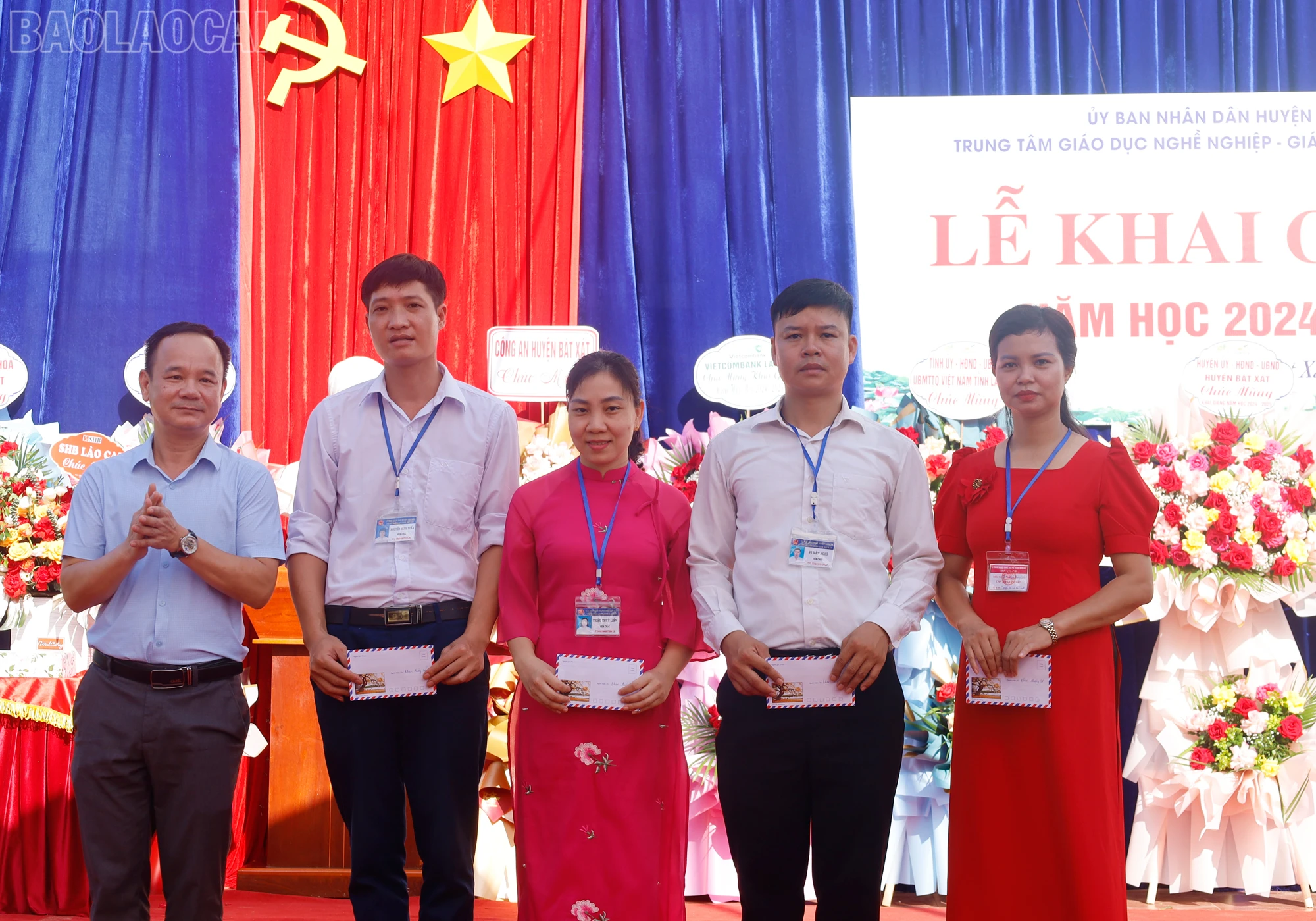 Khen thưởng thầy cô giáo có nhiều thành tích trong giảng dạy.