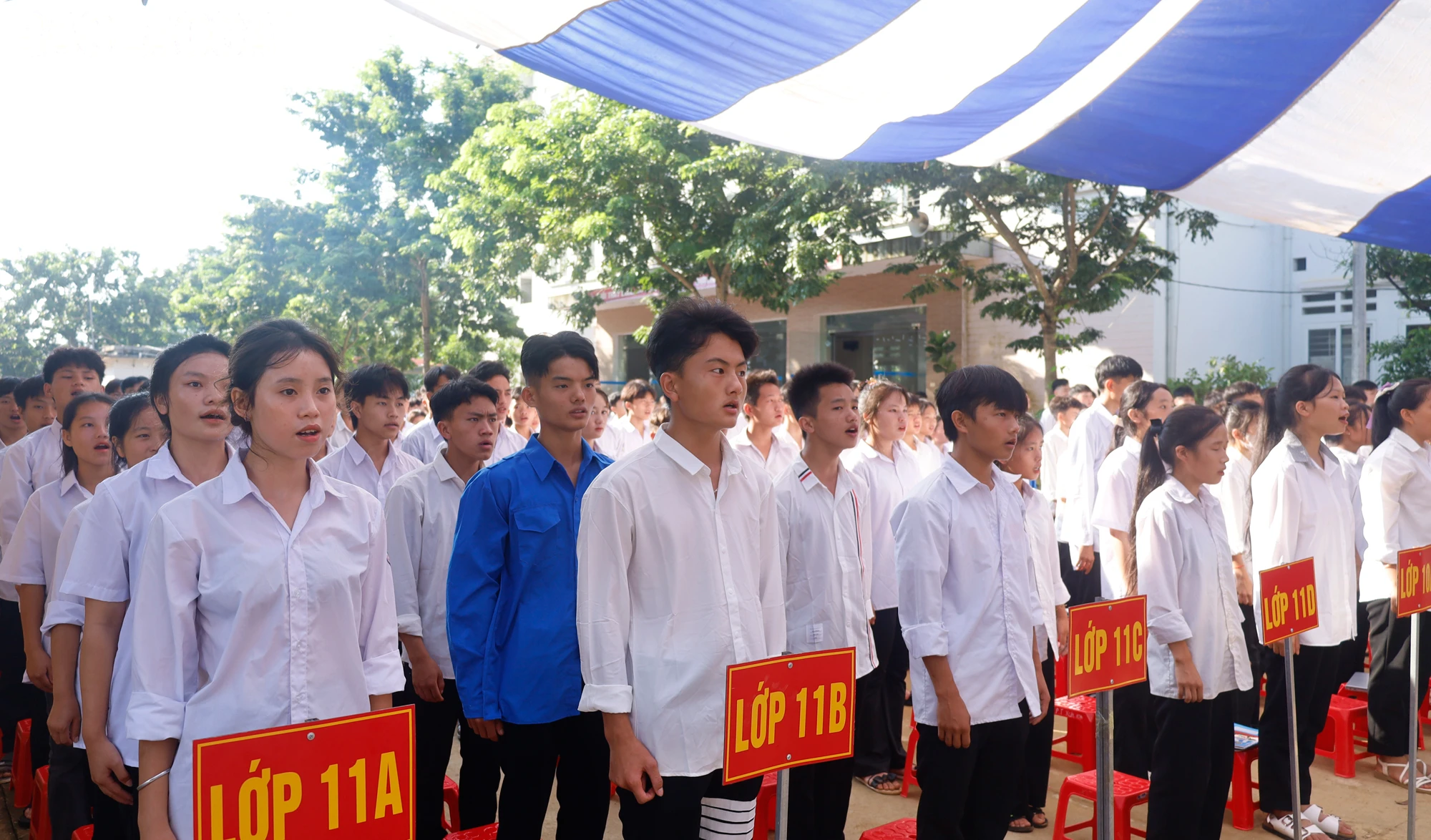 Học sinh hát vang Quốc ca trong Lễ khai giảng.