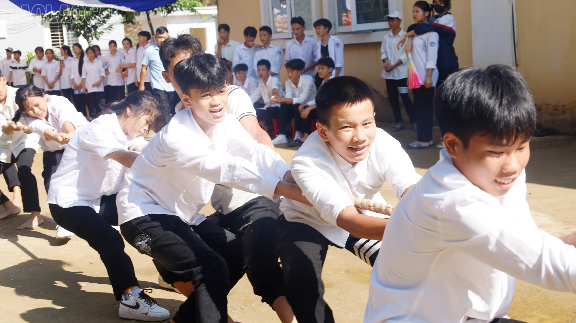 Học sinh vui chơi trong ngày hội đến trường.