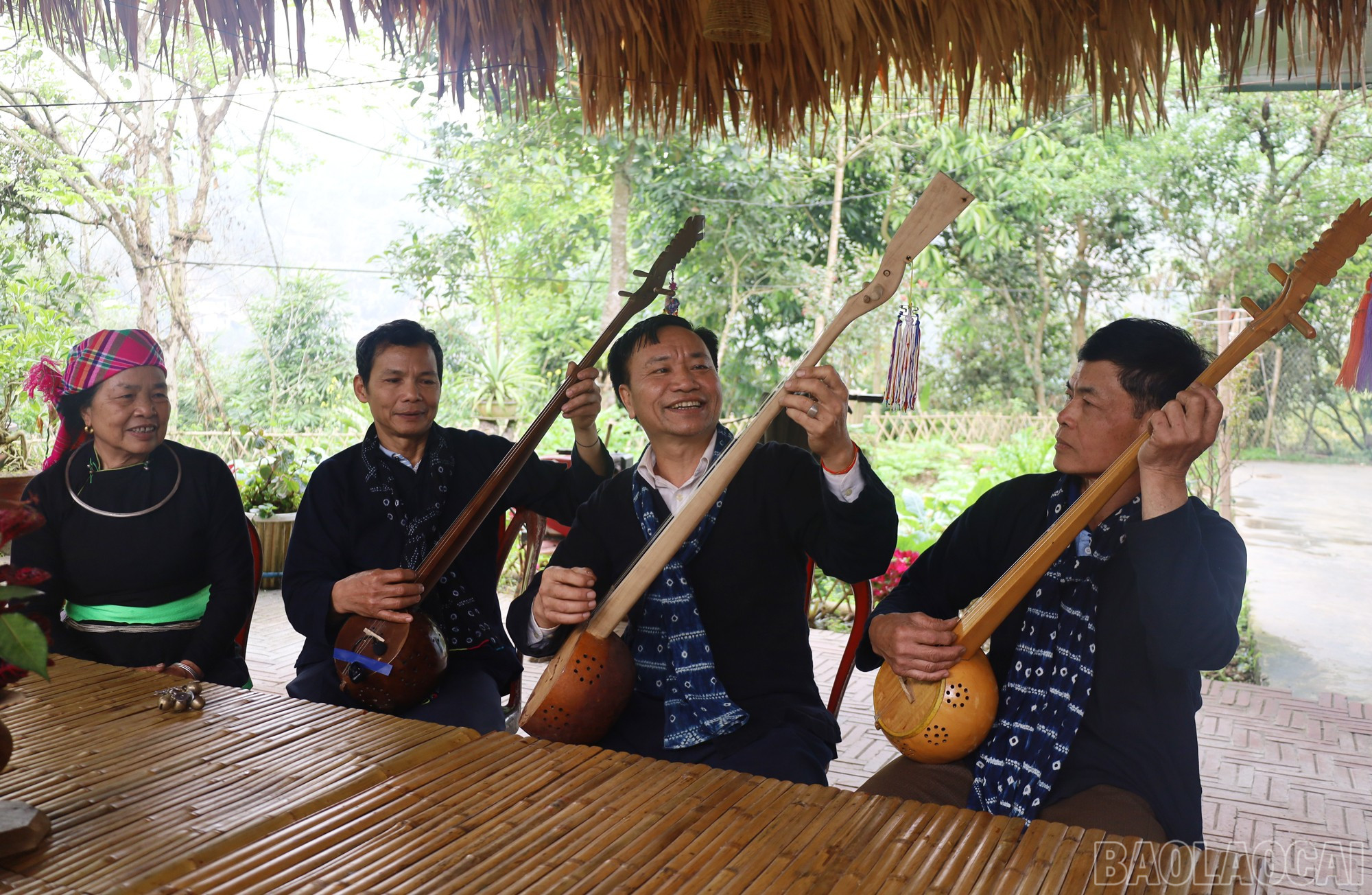 Ở Sa Pa, người Tày sinh sống ở một số xã vùng thấp, như Mường Bo, Liên Minh, Bản Hồ. Người Tày có đời sống văn hóa, tinh thần phong phú. Những điệu xòe, hát then, điệu đàn tính vẫn được lưu truyền từ ngàn đời nay. Hiện nay, ở các địa phương đã thành lập các câu lạc bộ nhằm giữ gìn và phát huy văn hóa truyền thống dân tộc Tày. 2-9471.jpg