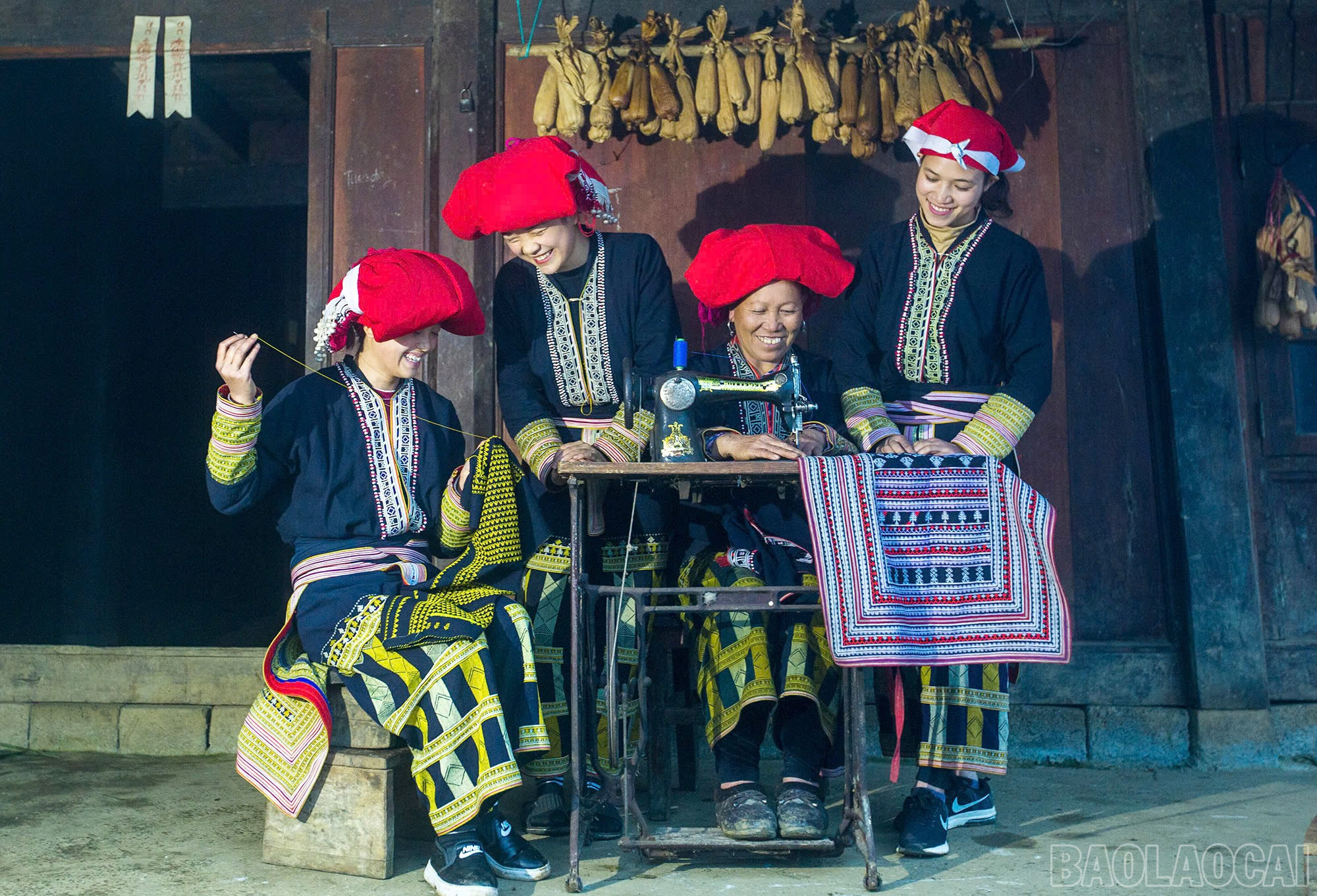 Phụ nữ Dao đỏ có tài thêu thùa, may vá làm thổ cẩm. Bất cứ đi đâu, làm gì miễn đôi tay được nghỉ ngơi là chị em lại thoăn thoắt những mũi kim để thêu họa tiết, hoa văn thổ cẩm trên mảnh vải nhuộm chàm màu xanh đen. Với người Dao, trang phục truyền thống có ý nghĩa quan trọng không chỉ trong đời sống sinh hoạt hằng ngày mà còn trong đời sống tâm linh. Do đó, mặc trang phục truyền thống những dịp lễ, tết là điều không thể thiếu trong cộng đồng người Dao. 11-5980.jpg
