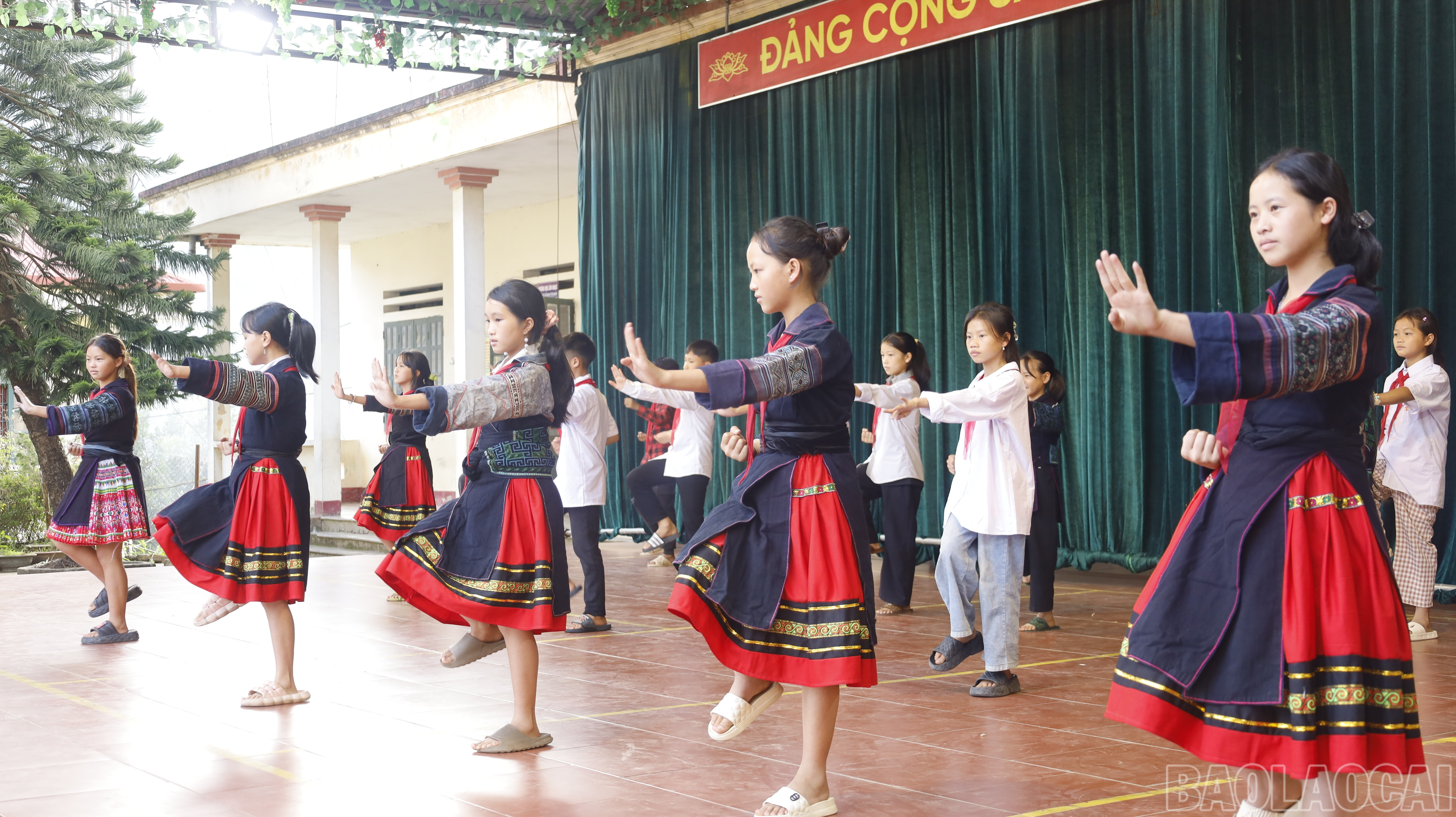 Câu lạc bộ "Thủ lĩnh của sự thay đổi" thuộc Dự án 8 về “thực hiện bình đẳng giới và giải quyết một số vấn đề cấp thiết đối với phụ nữ và trẻ em” nằm trong Chương trình mục tiêu quốc gia phát triển kinh tế - xã hội vùng đồng bào dân tộc thiểu số và miền núi. Câu lạc bộ được thành lập tại trường vào năm 2022 với 32 thành viên. baolaocai-br_mg-7838.jpg