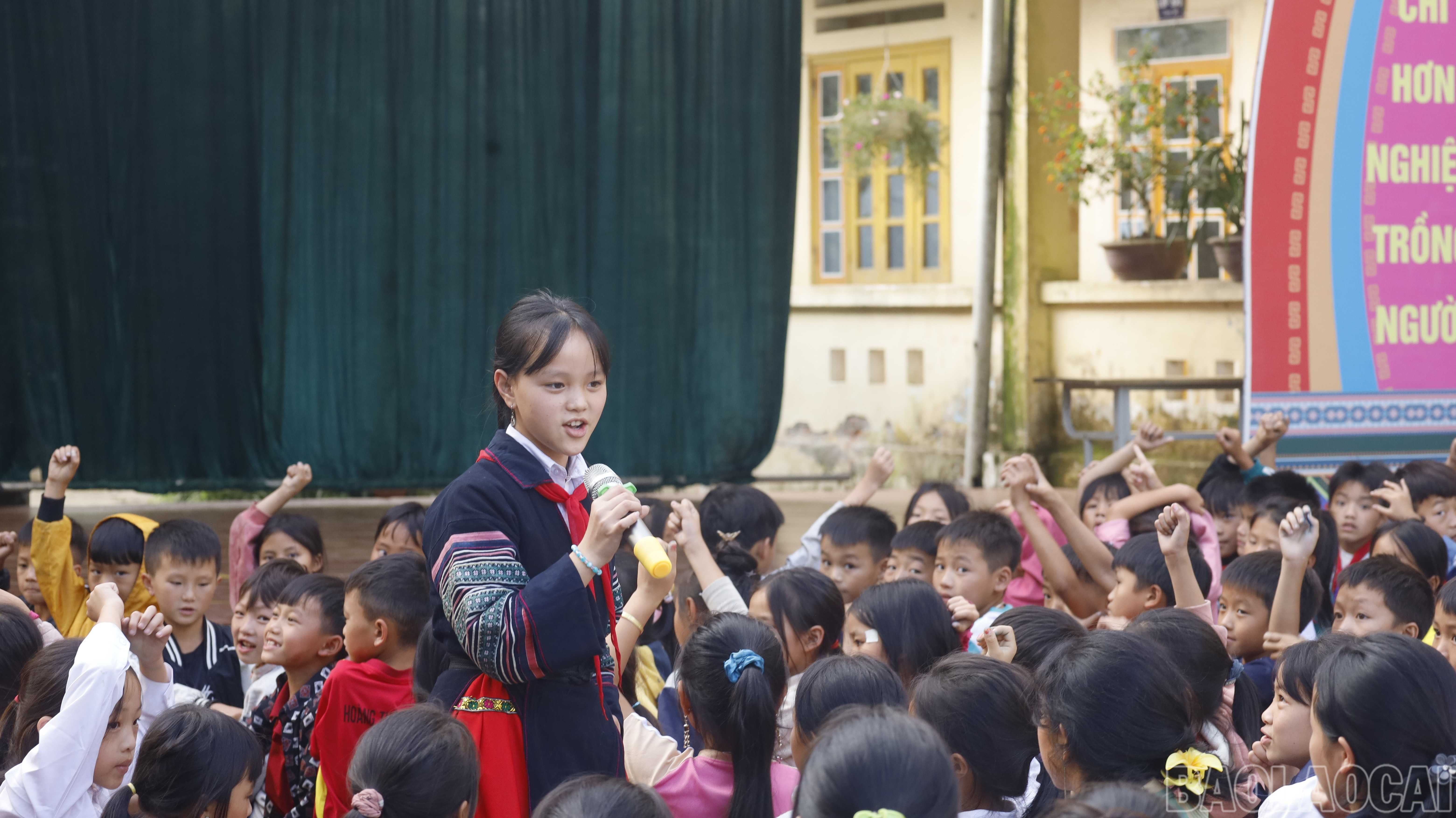 Em Châu Thị Sớ, thành viên Câu lạc bộ "Thủ lĩnh của sự thay đổi" tổ chức hoạt động rèn nền nếp cho các bạn học sinh bán trú. Dưới sự hướng dẫn, gợi mở của Sớ, các em học sinh đã tự tin bày tỏ quan điểm, có thêm kiến thức cho bản thân. baolaocai-br_mg-7885.jpg
