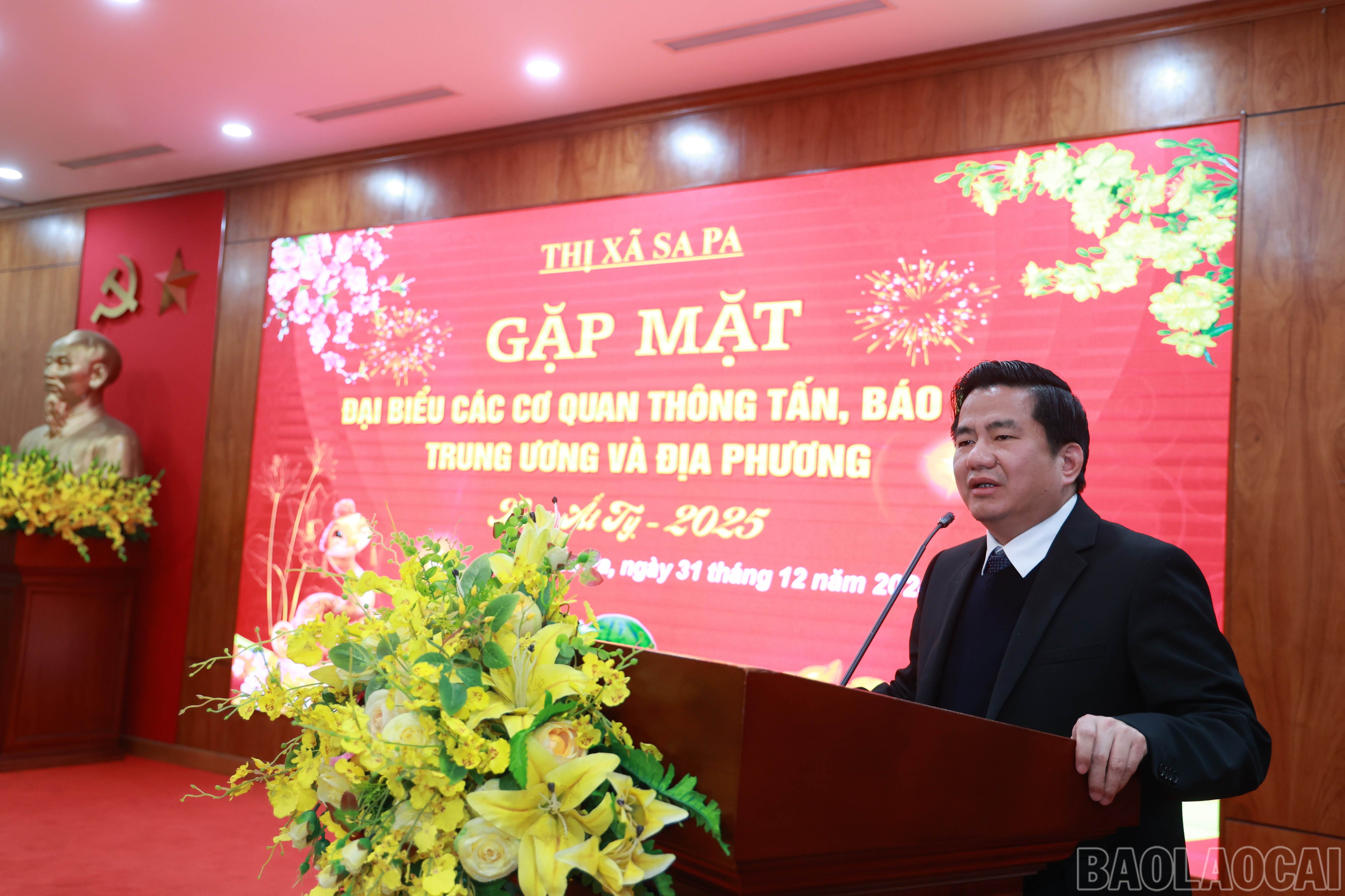 Đồng chí Tô Ngọc Liễn, Chủ tịch UBND Sa Pa phát biểu tại buổi gặp mặt.