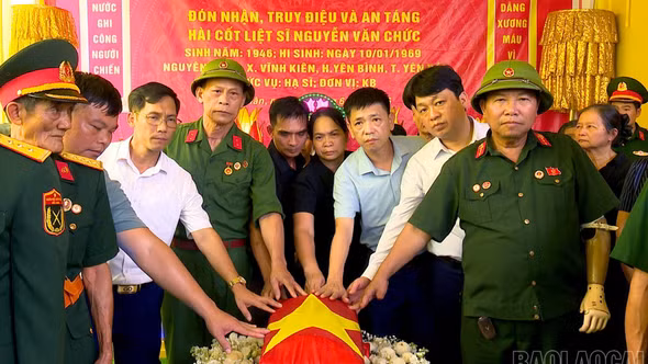 Hội Hỗ trợ gia đình liệt sĩ tỉnh bàn giao hài cốt liệt sĩ về an táng tại xã Cảm Nhân
