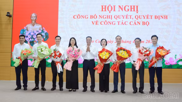 Thường trực HĐND tỉnh công bố nghị quyết, quyết định về công tác cán bộ