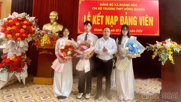 03 học sinh Trường THPT Hồng Quang được kết nạp Đảng