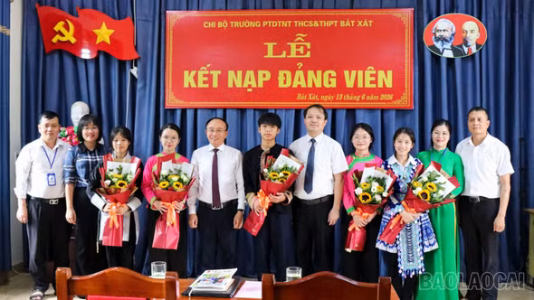 Bát Xát phát triển đảng viên từ học sinh THPT, tạo nguồn lực kế cận cho Đảng
