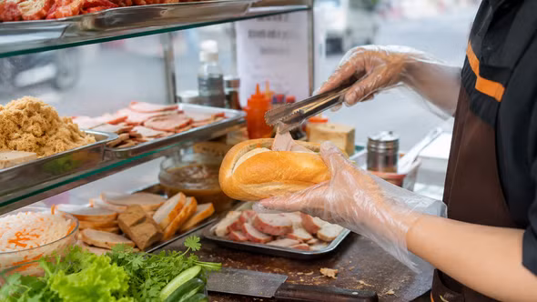 Vụ gần 300 ca ngộ độc bánh mì: Người mua cần chú ý điều gì?