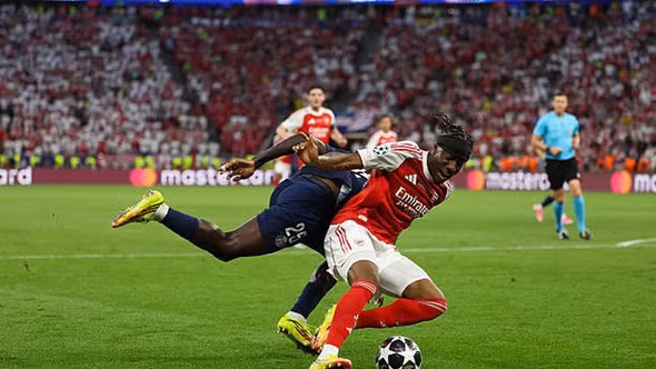 Những tình huống gây tranh cãi trong chiến thắng nghẹt thở của PSG trước Arsenal