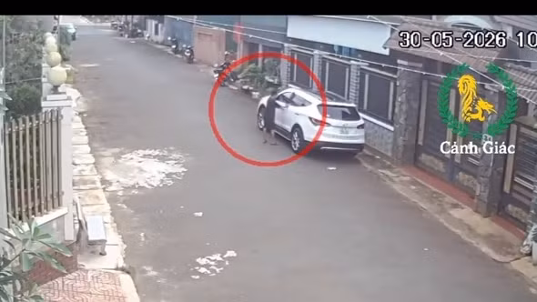 Chủ xe quên chìa khóa, bé trai 12 tuổi lái ô tô rời đi khiến nhiều người thót tim