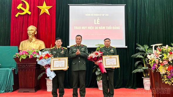 Đảng ủy Đoàn Kinh tế - Quốc phòng 345 trao tặng Huy hiệu 30 năm tuổi Đảng cho đảng viên